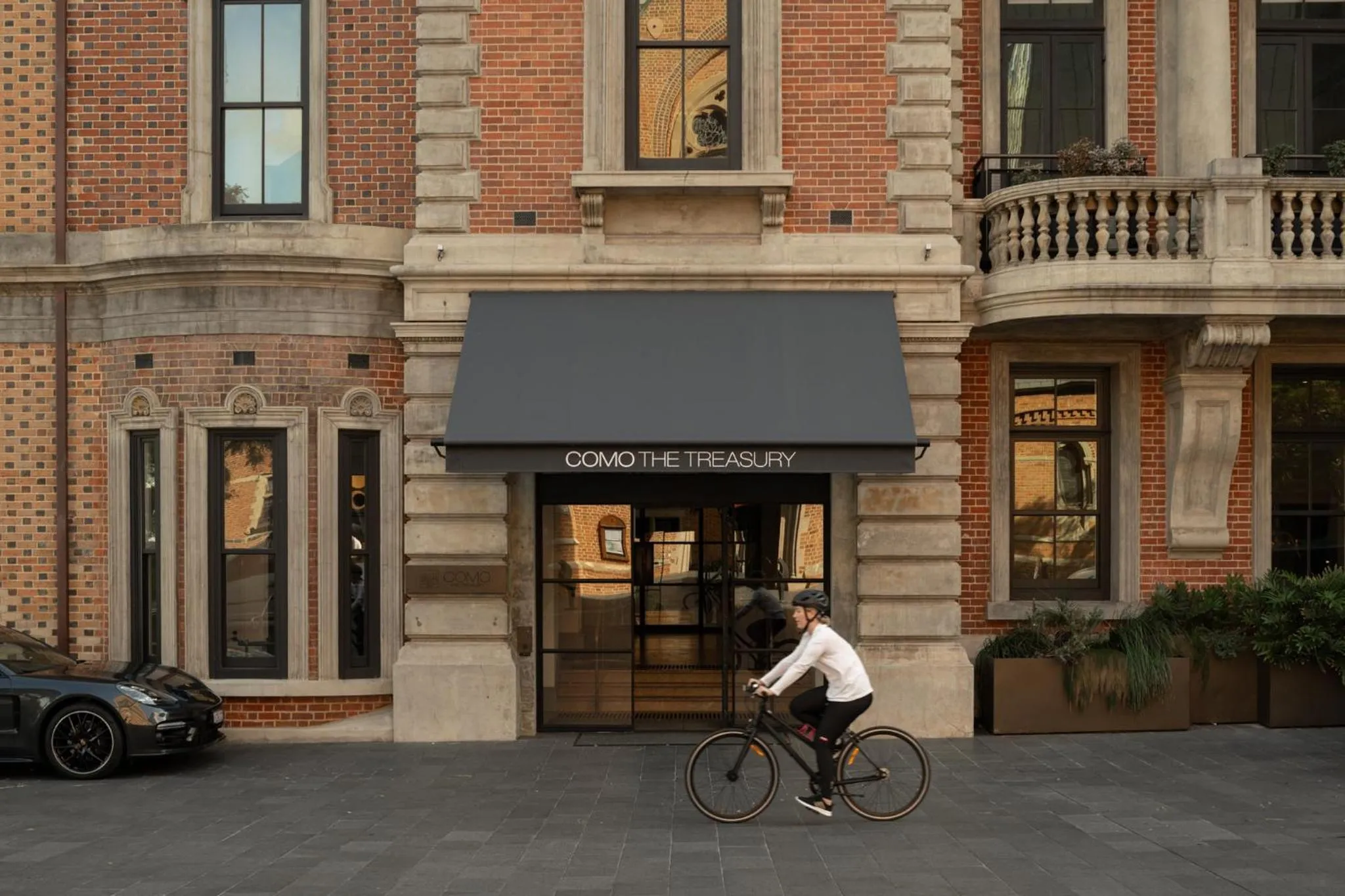 Facade/entrance in COMO The Treasury