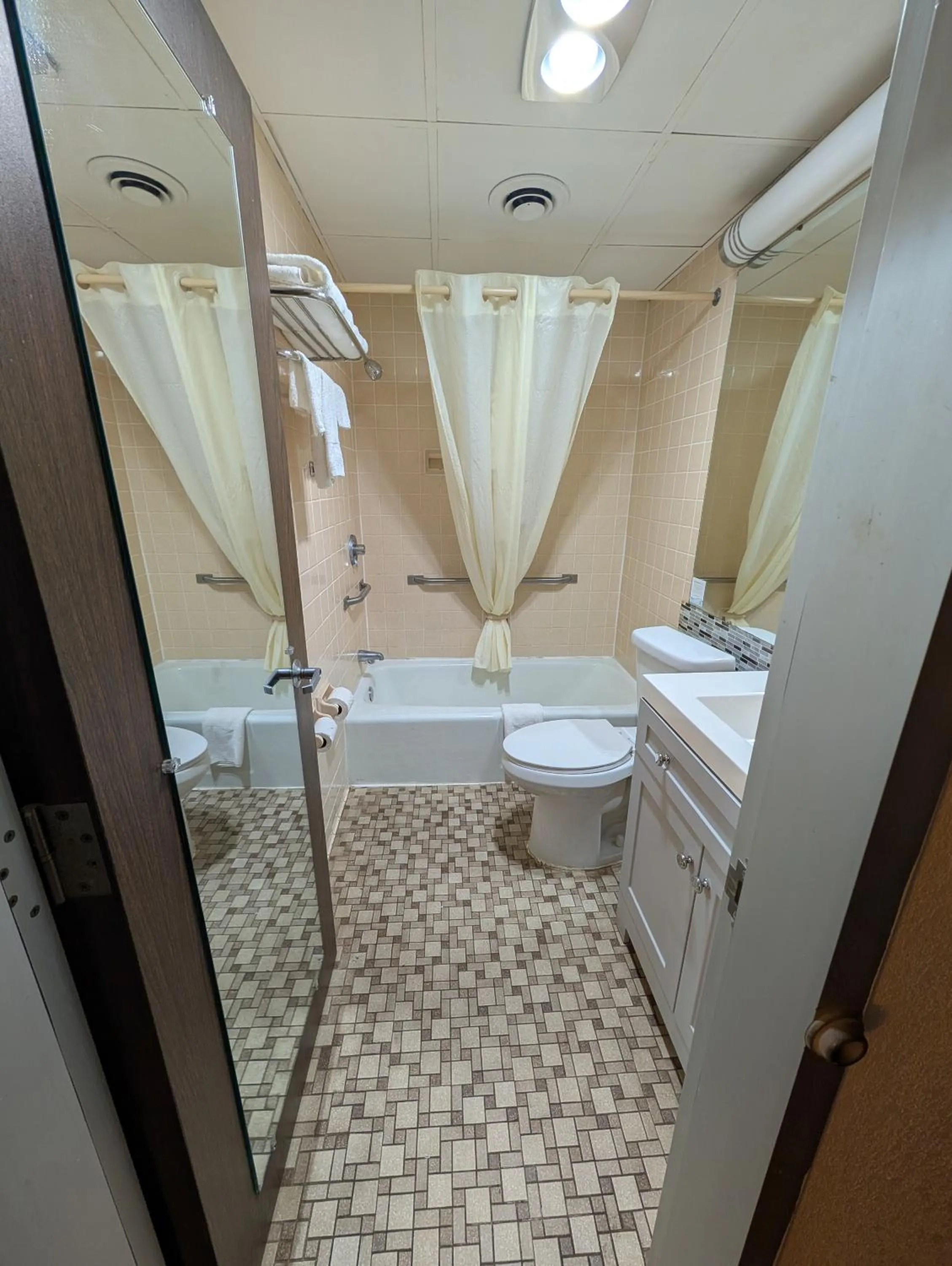Forsythia Inn & Suites