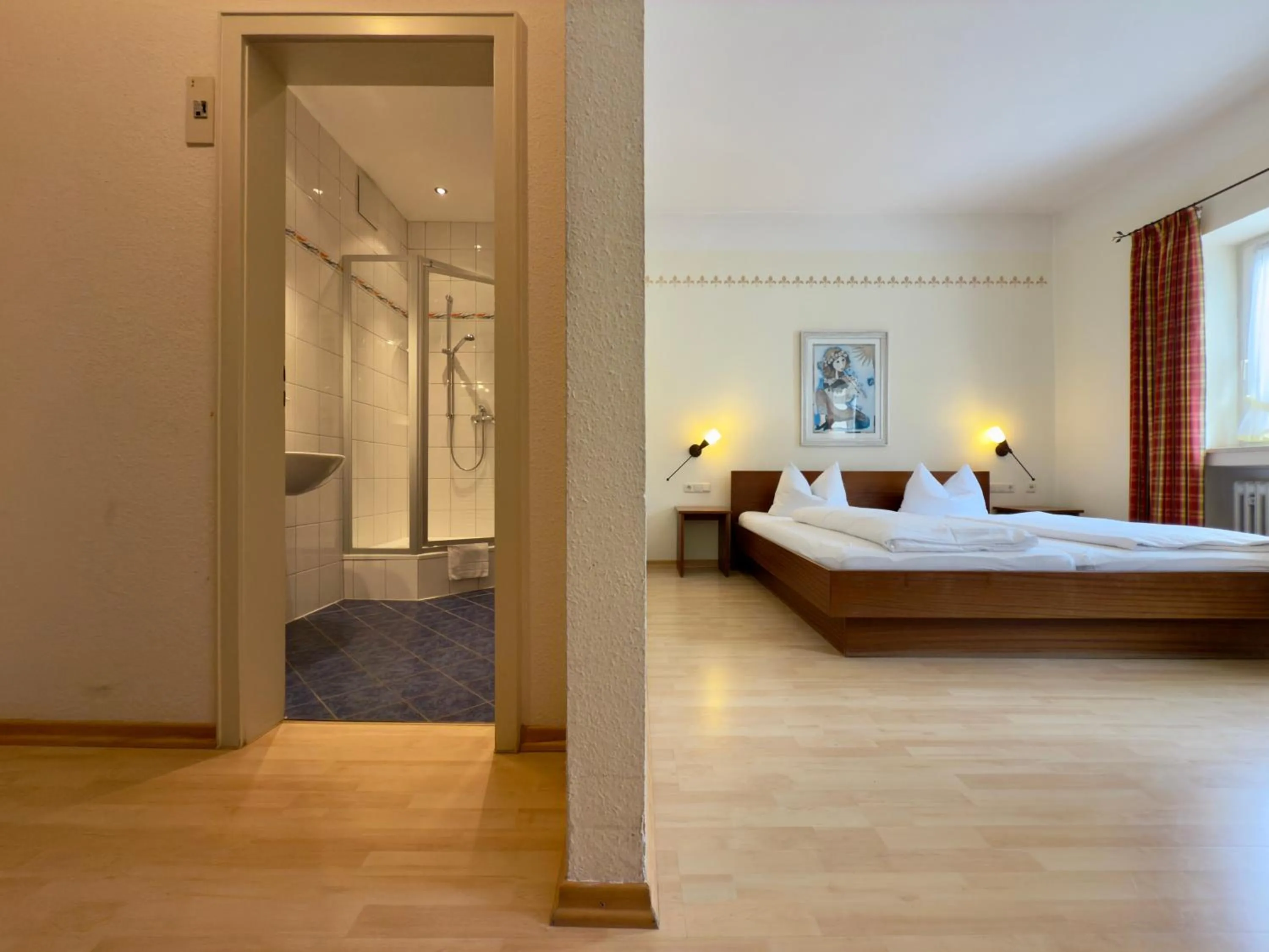 Shower, Bed in Hotel Forsthaus Oberau