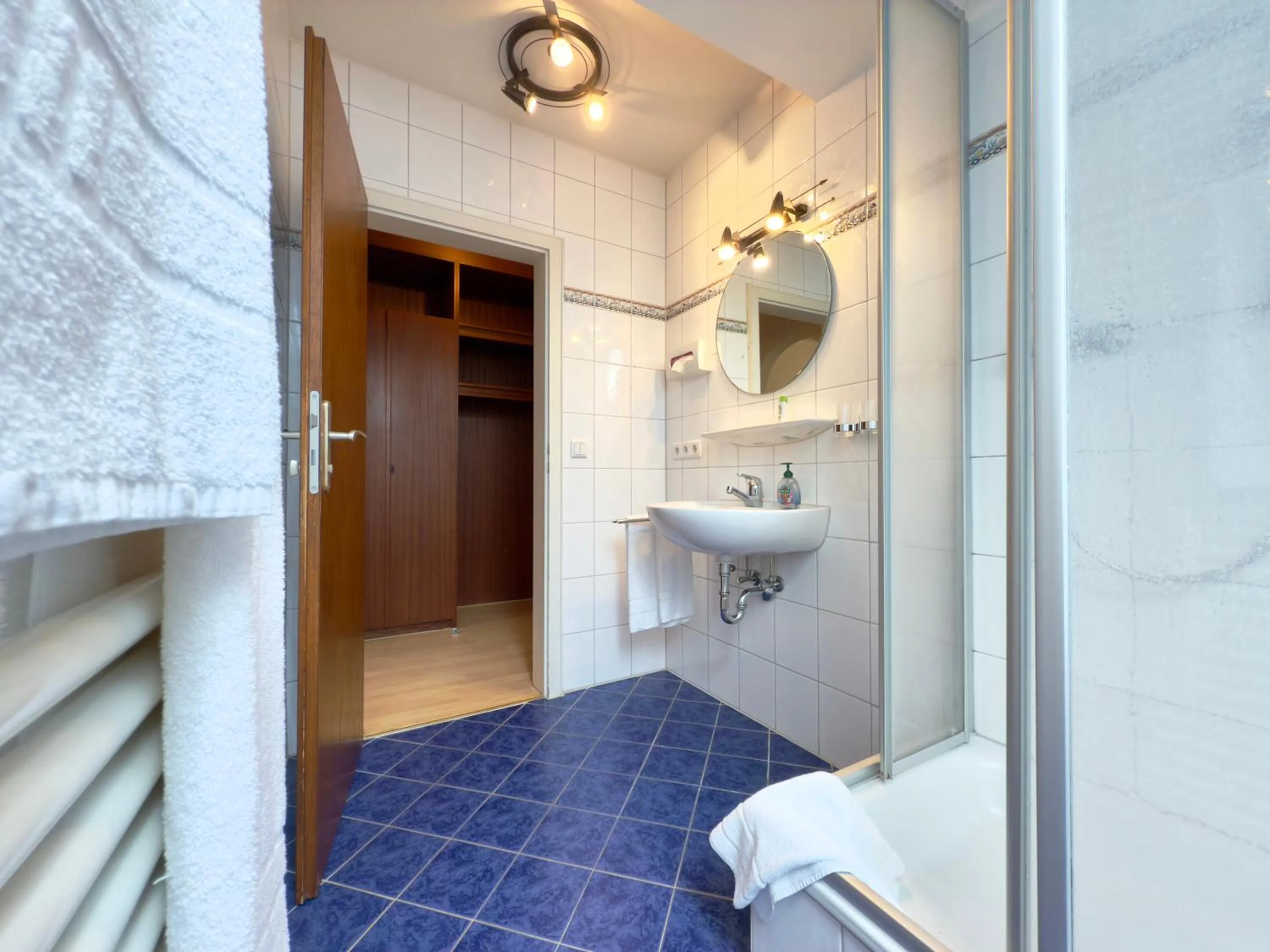 Shower, Bed in Hotel Forsthaus Oberau