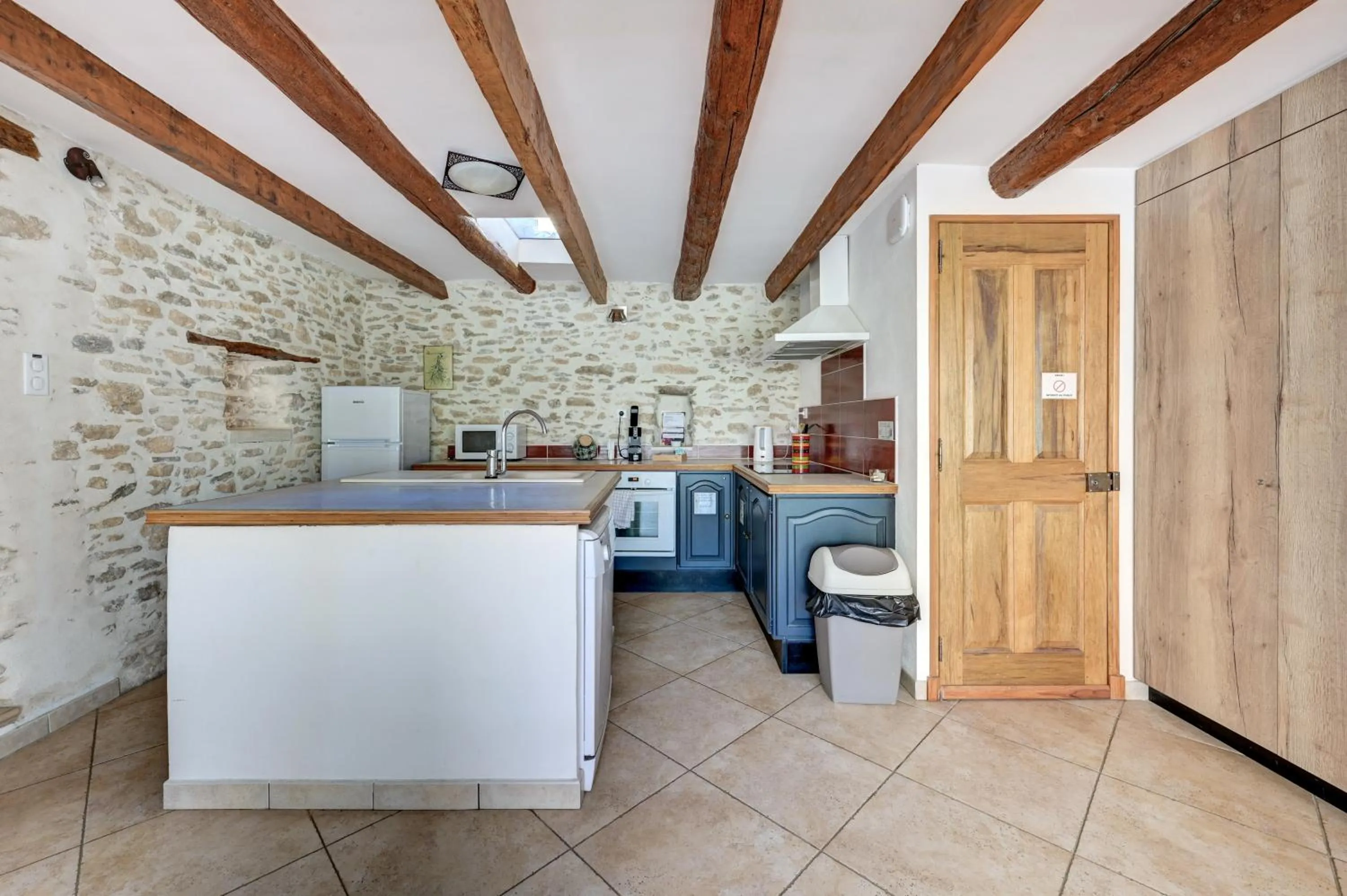 Communal kitchen in Clos Saint-Michel Resort & Spa