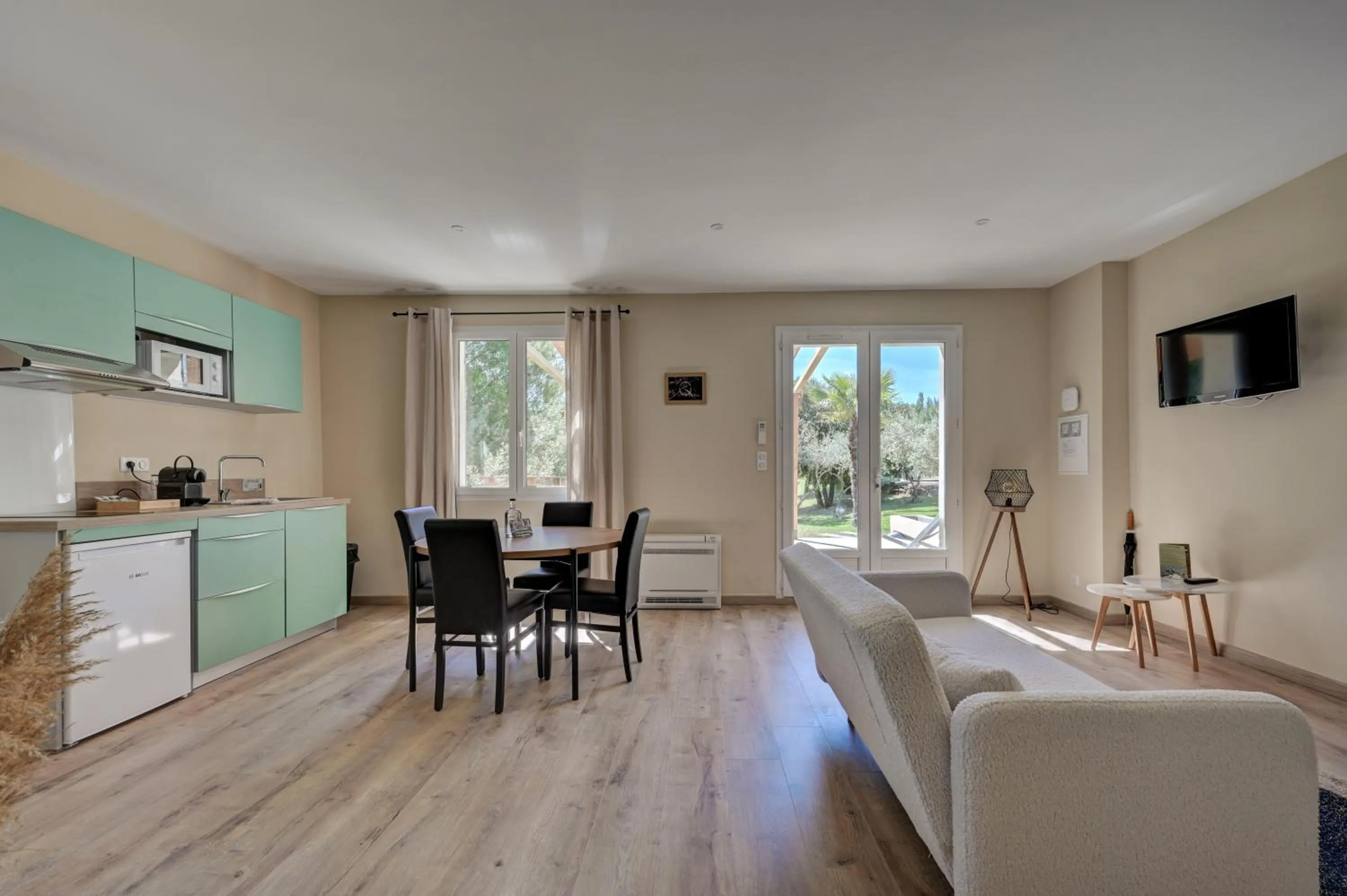 TV and multimedia in Clos Saint-Michel Resort & Spa