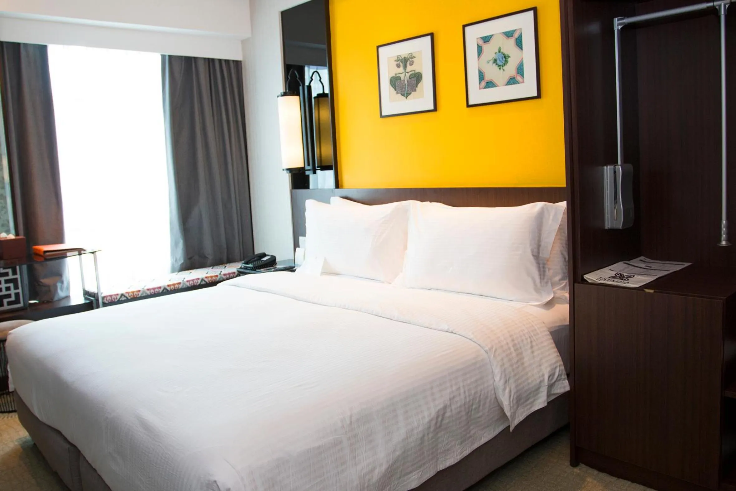 Shower, Bed in Estadia Hotel