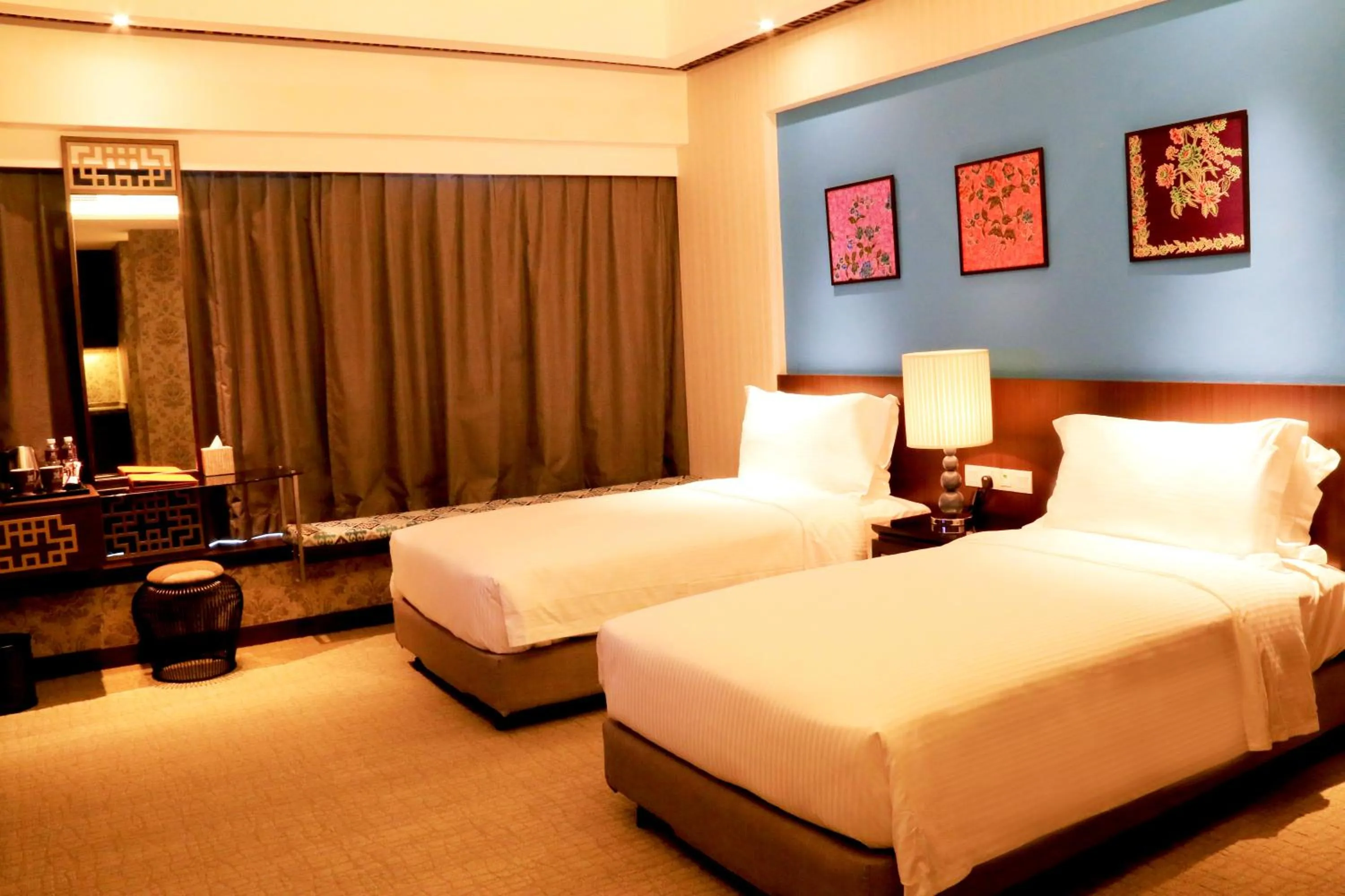 Shower, Bed in Estadia Hotel