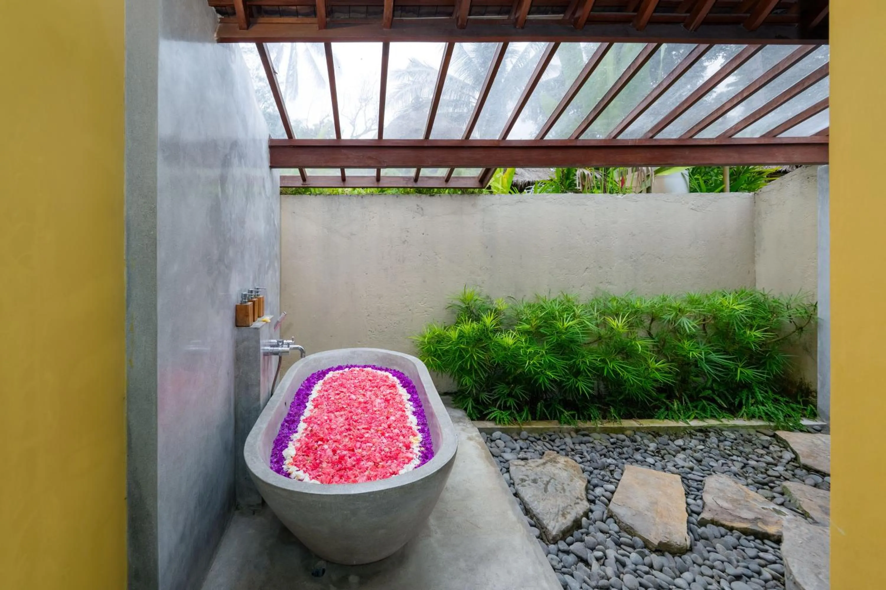 Bath in Temuku Ubud Villas