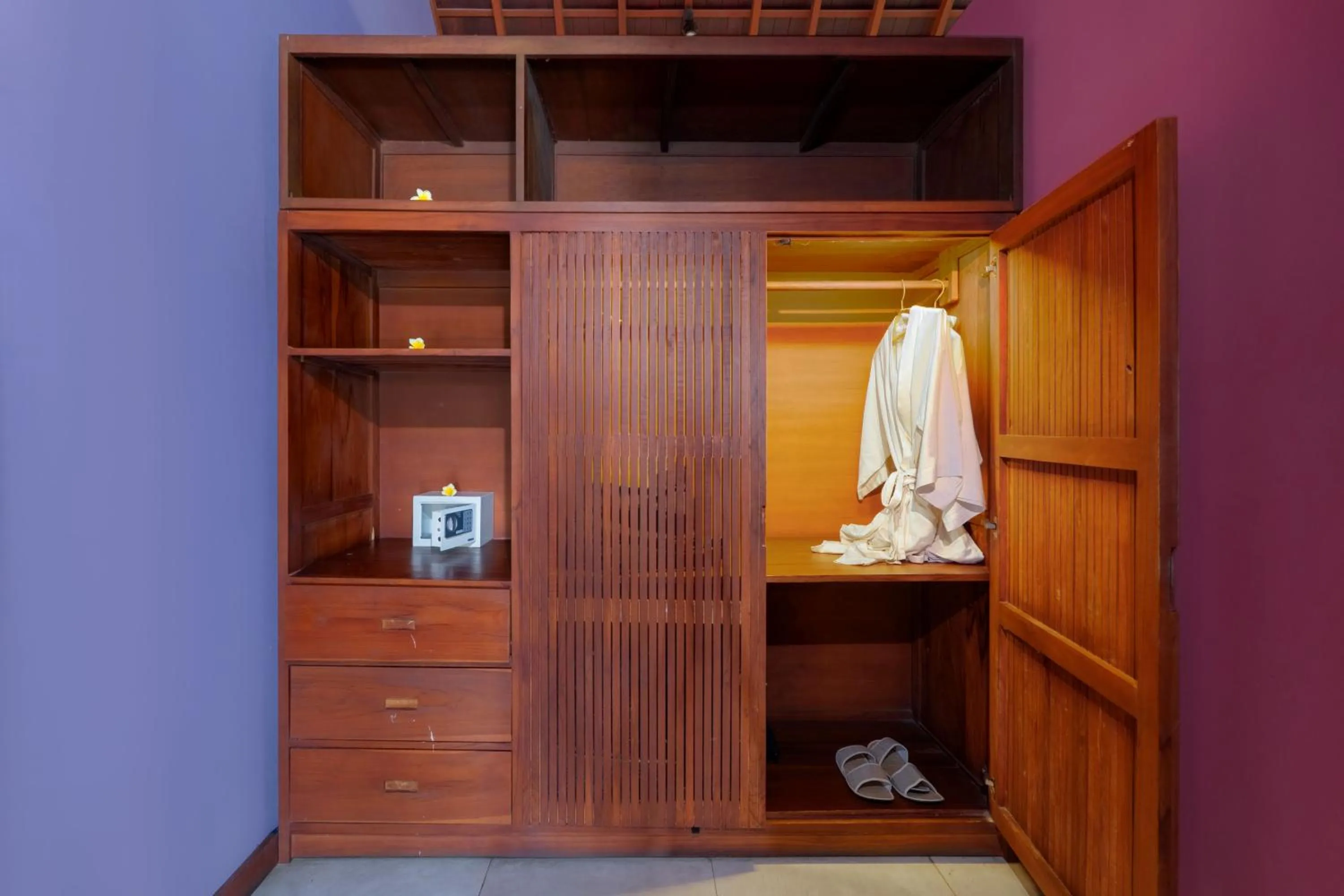 wardrobe in Temuku Ubud Villas