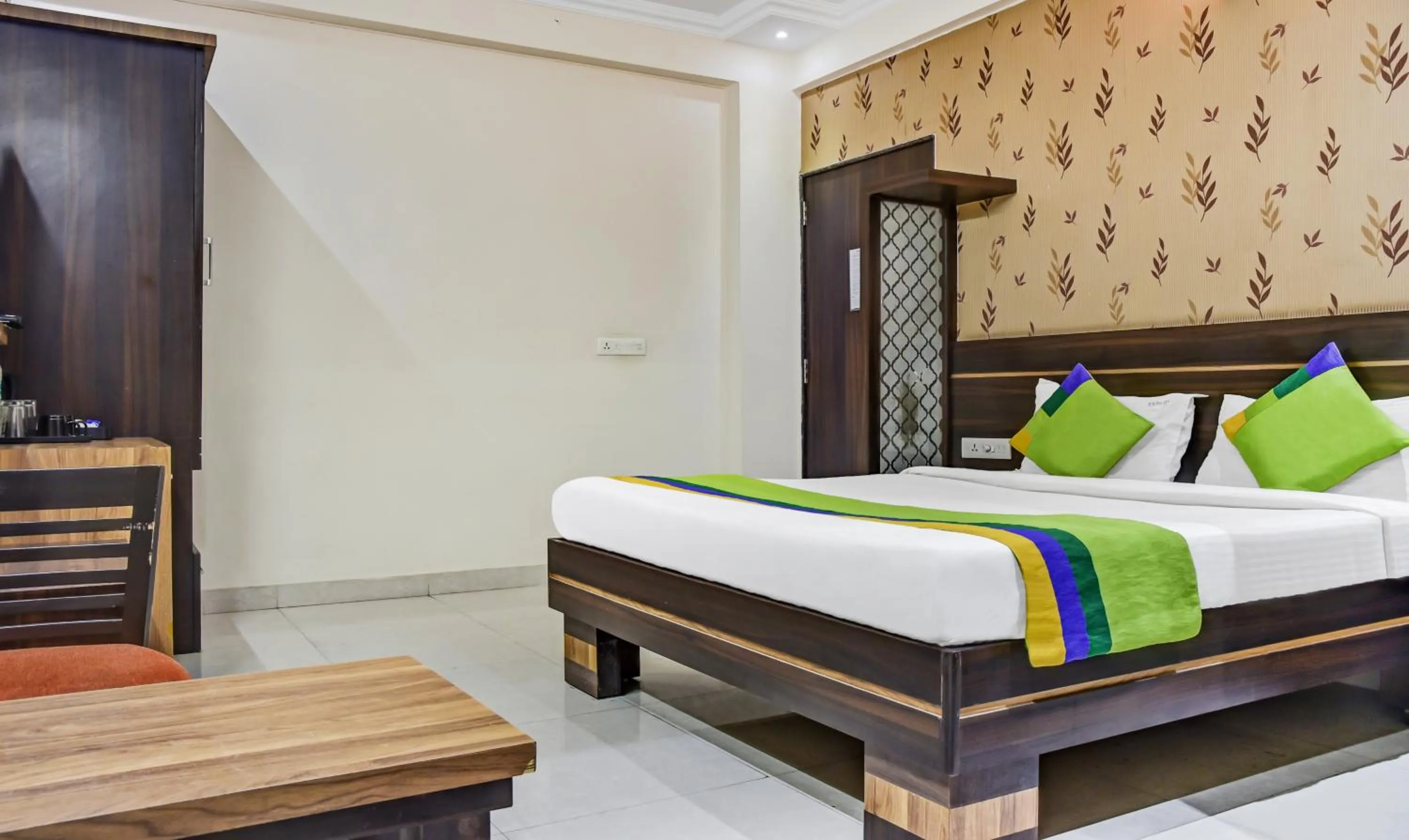 Bedroom, Bed in Treebo Royal Sun Palace MP Nagar Zone 2