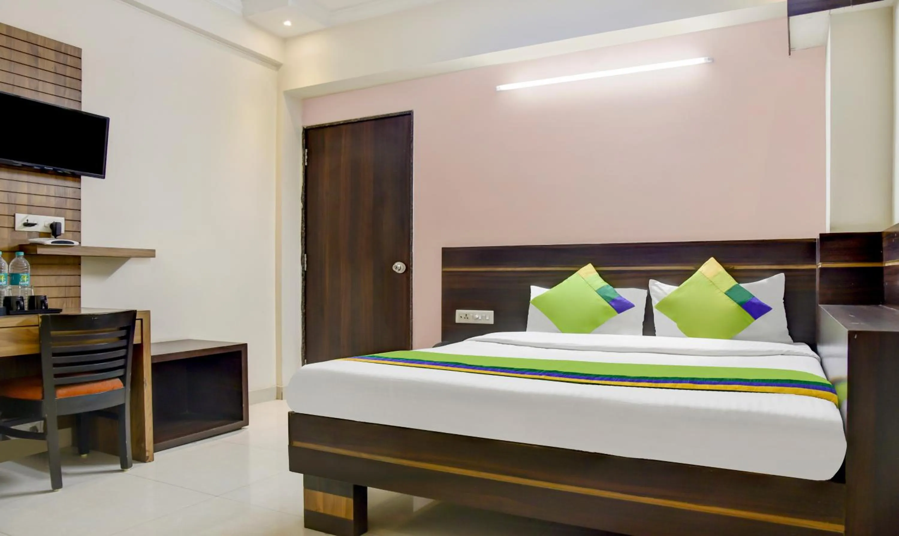 Bedroom, Bed in Treebo Royal Sun Palace MP Nagar Zone 2