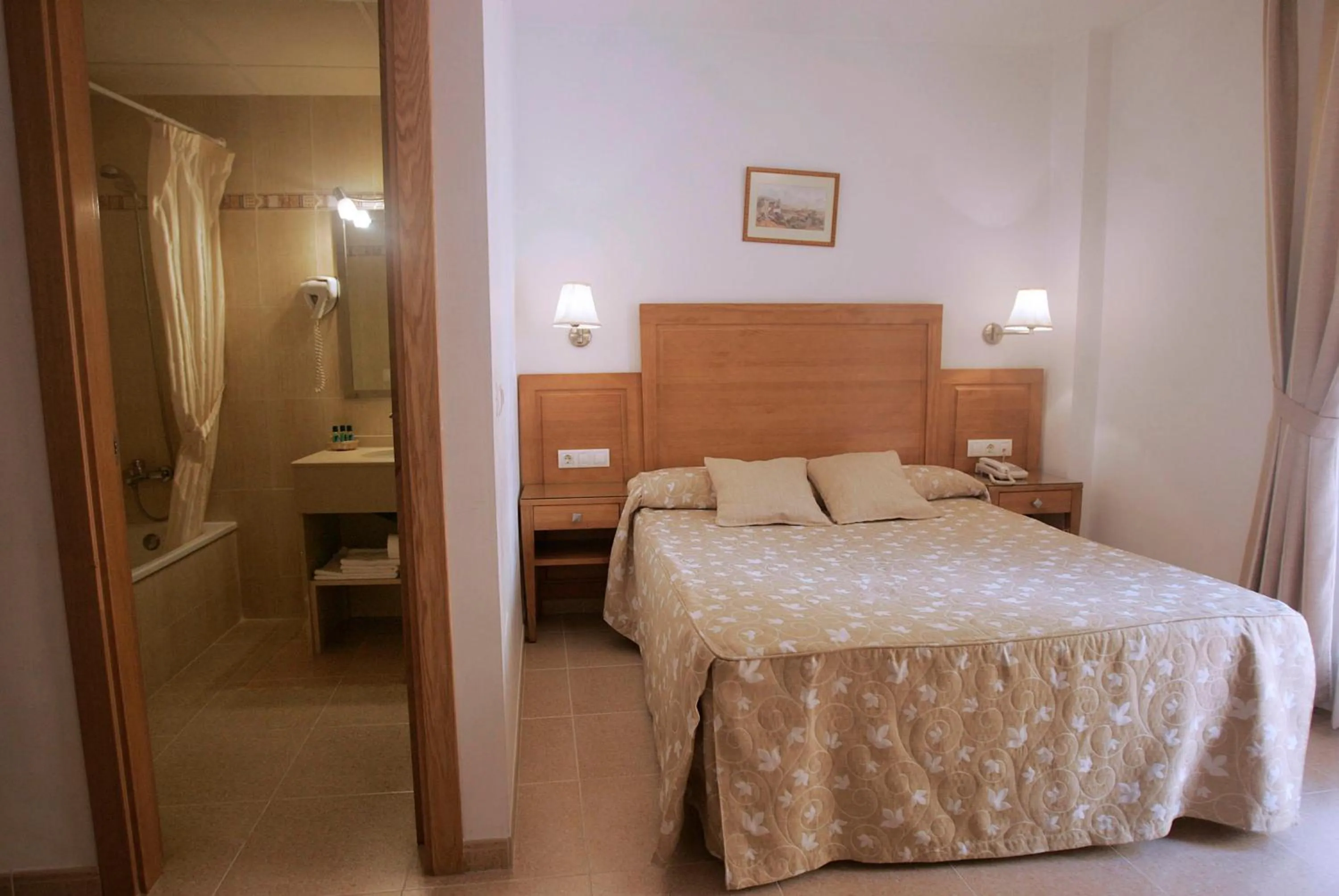 Photo of the whole room, Bed in Hotel Goartín