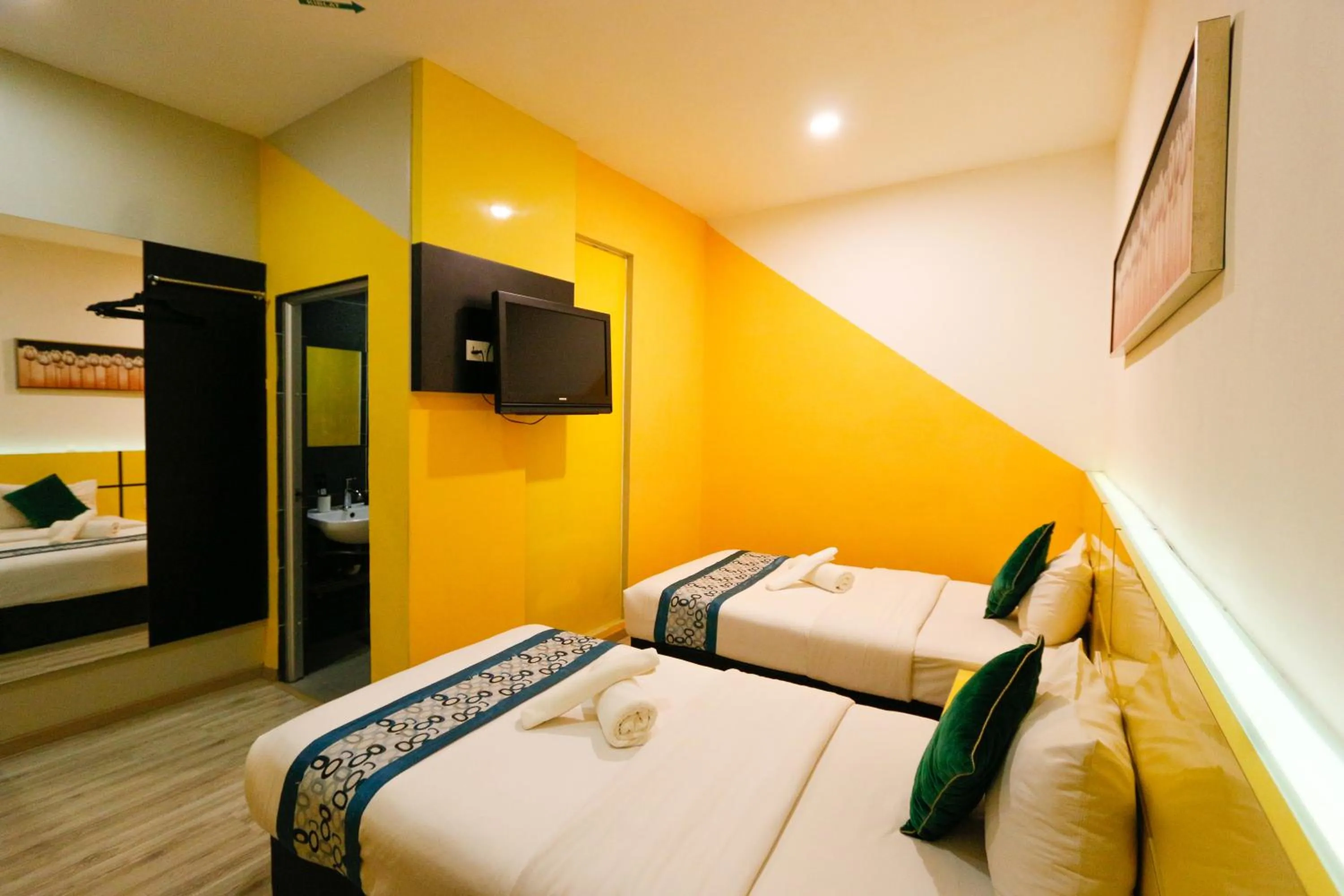 Photo of the whole room, Bed in Golden Roof Hotel Sunway Ipoh