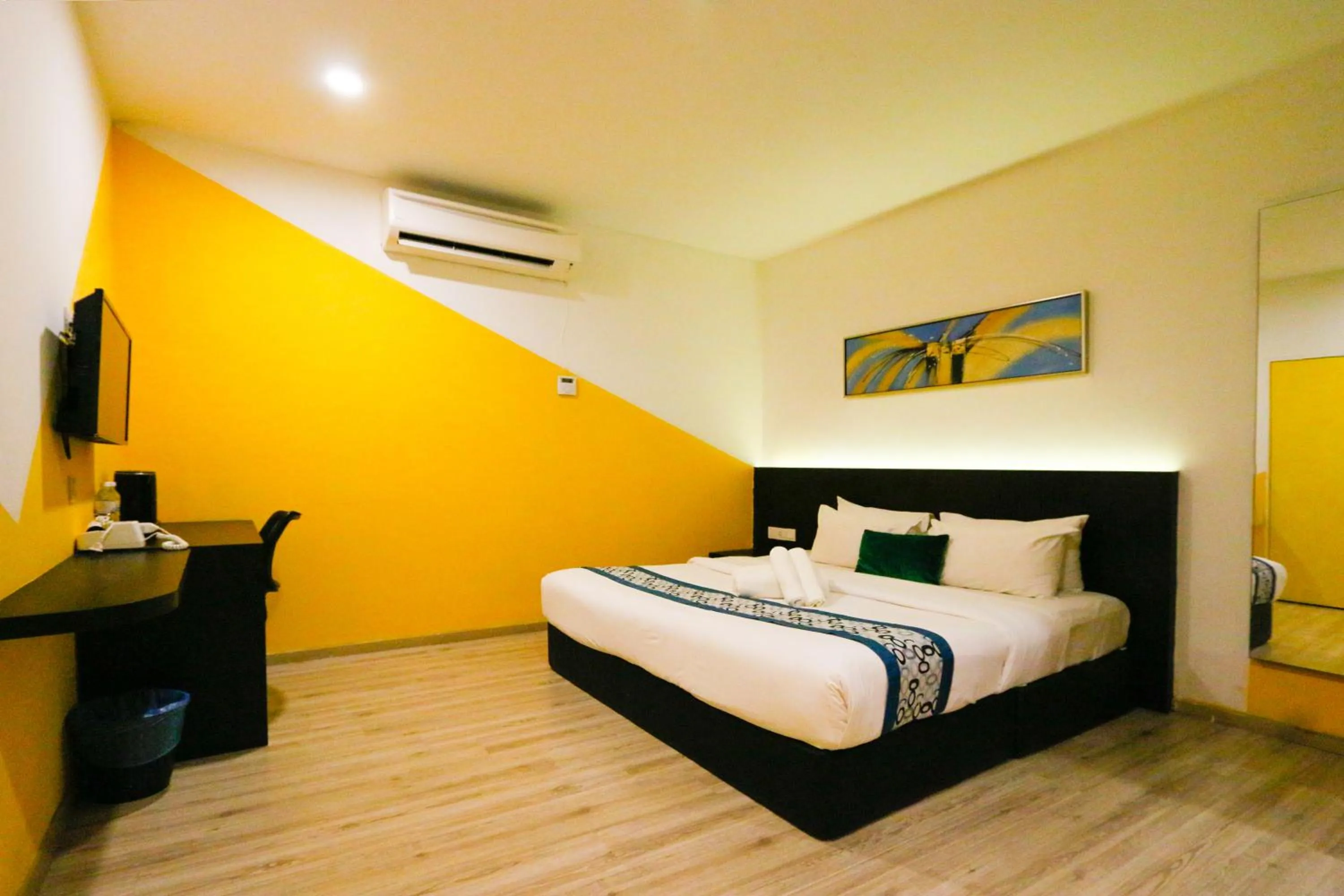 Photo of the whole room, Bed in Golden Roof Hotel Sunway Ipoh