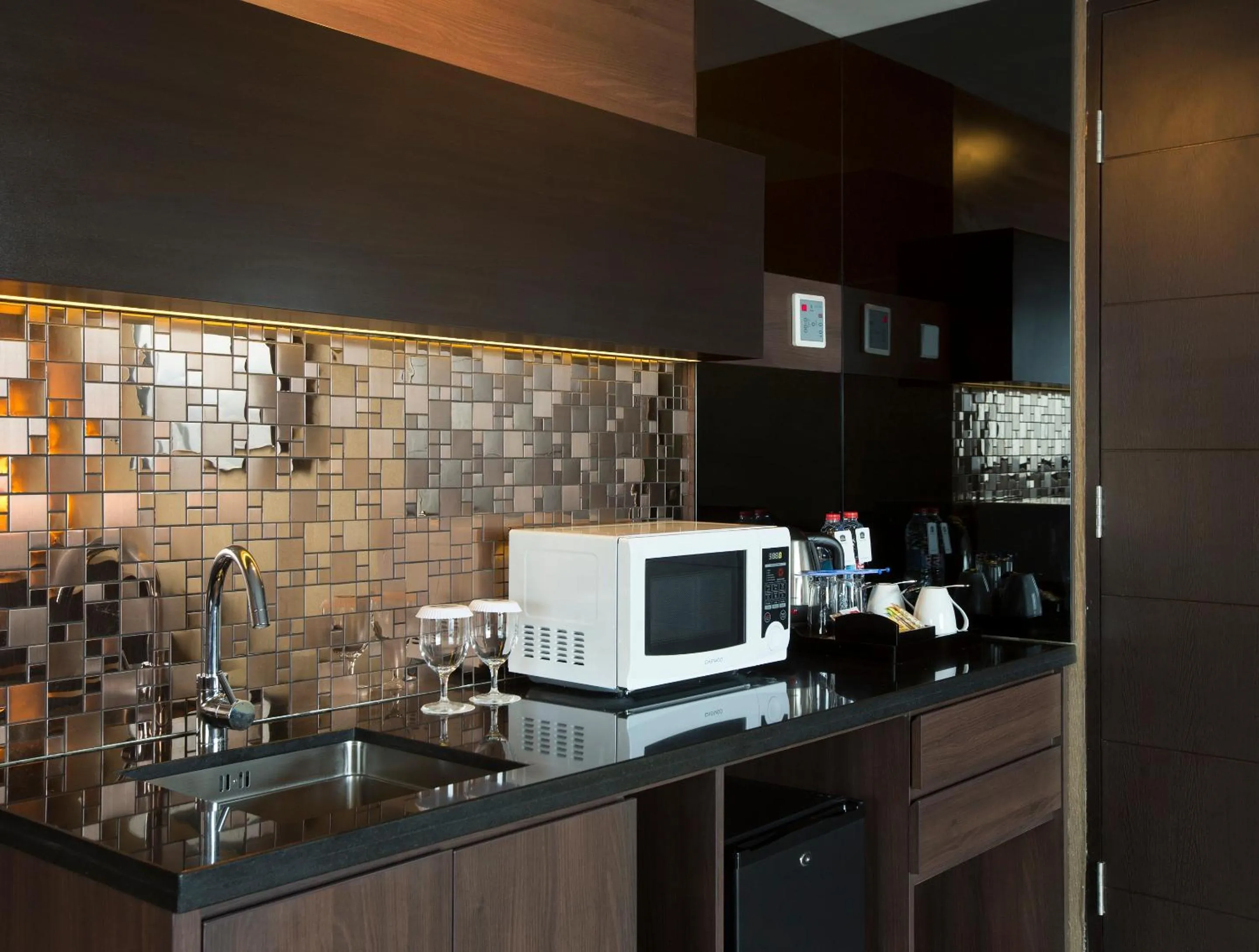 Kitchen or kitchenette in Best Western Papilio Hotel