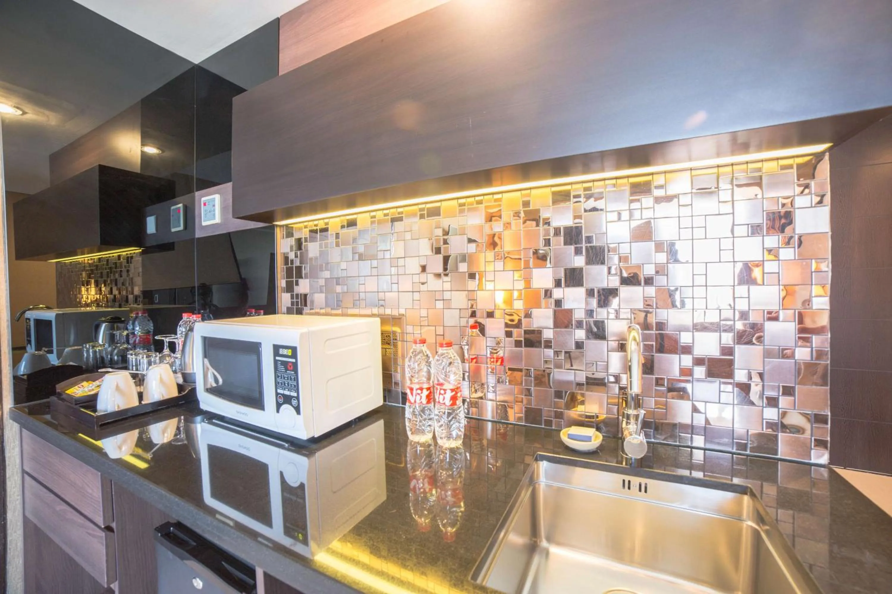 Kitchen or kitchenette in Best Western Papilio Hotel