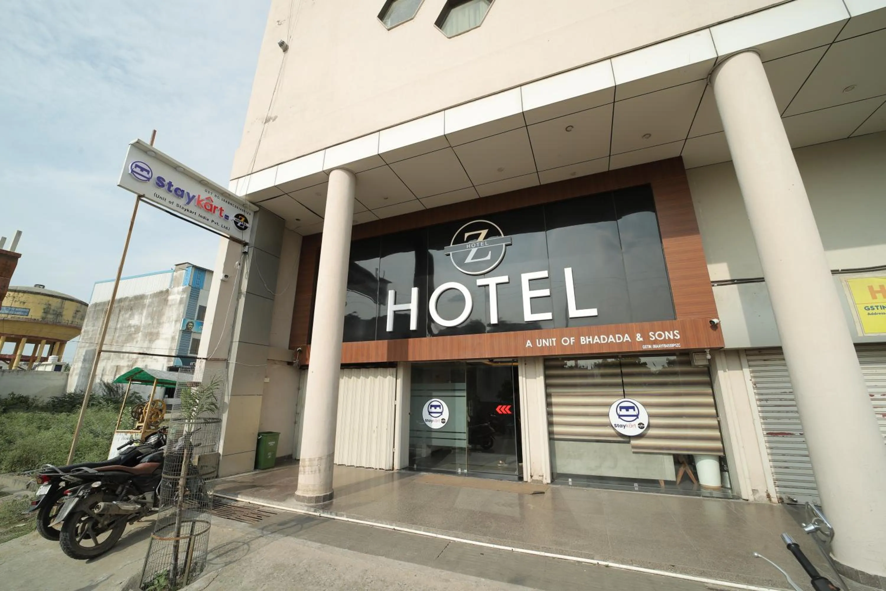 Property logo or sign in Staykart Z