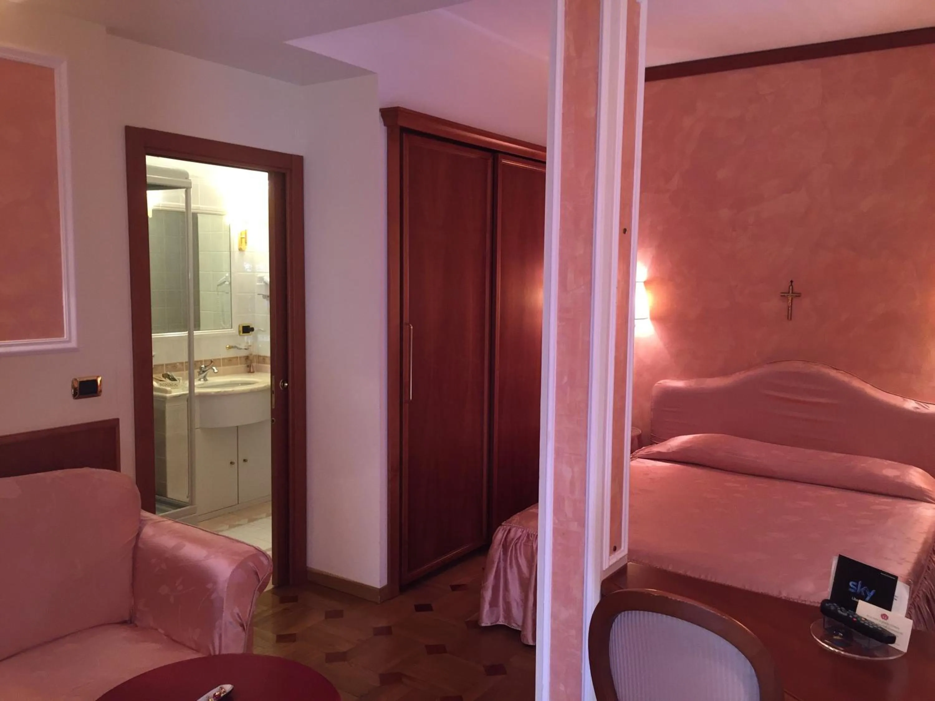 Photo of the whole room in Oscar e Amorina