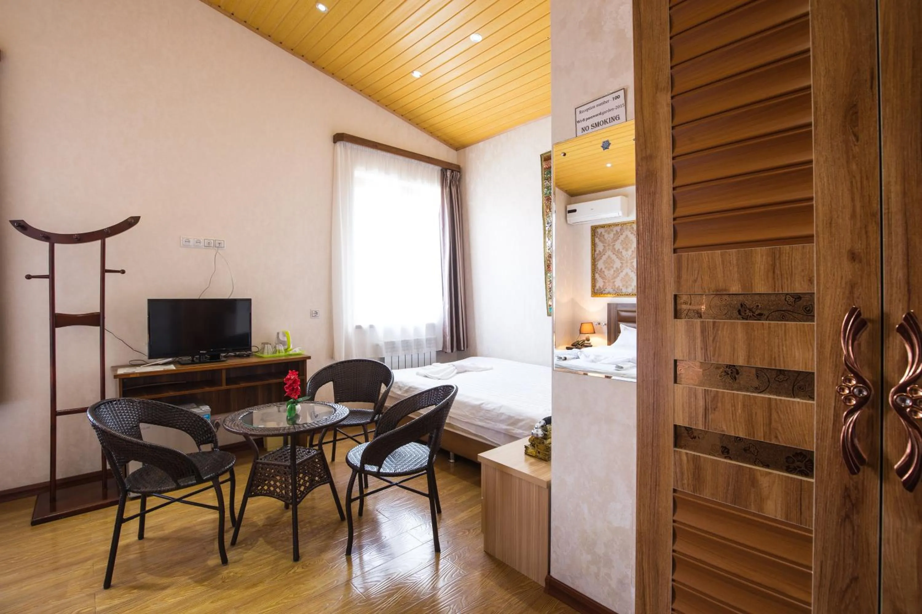 Photo of the whole room in Hotel Garden House