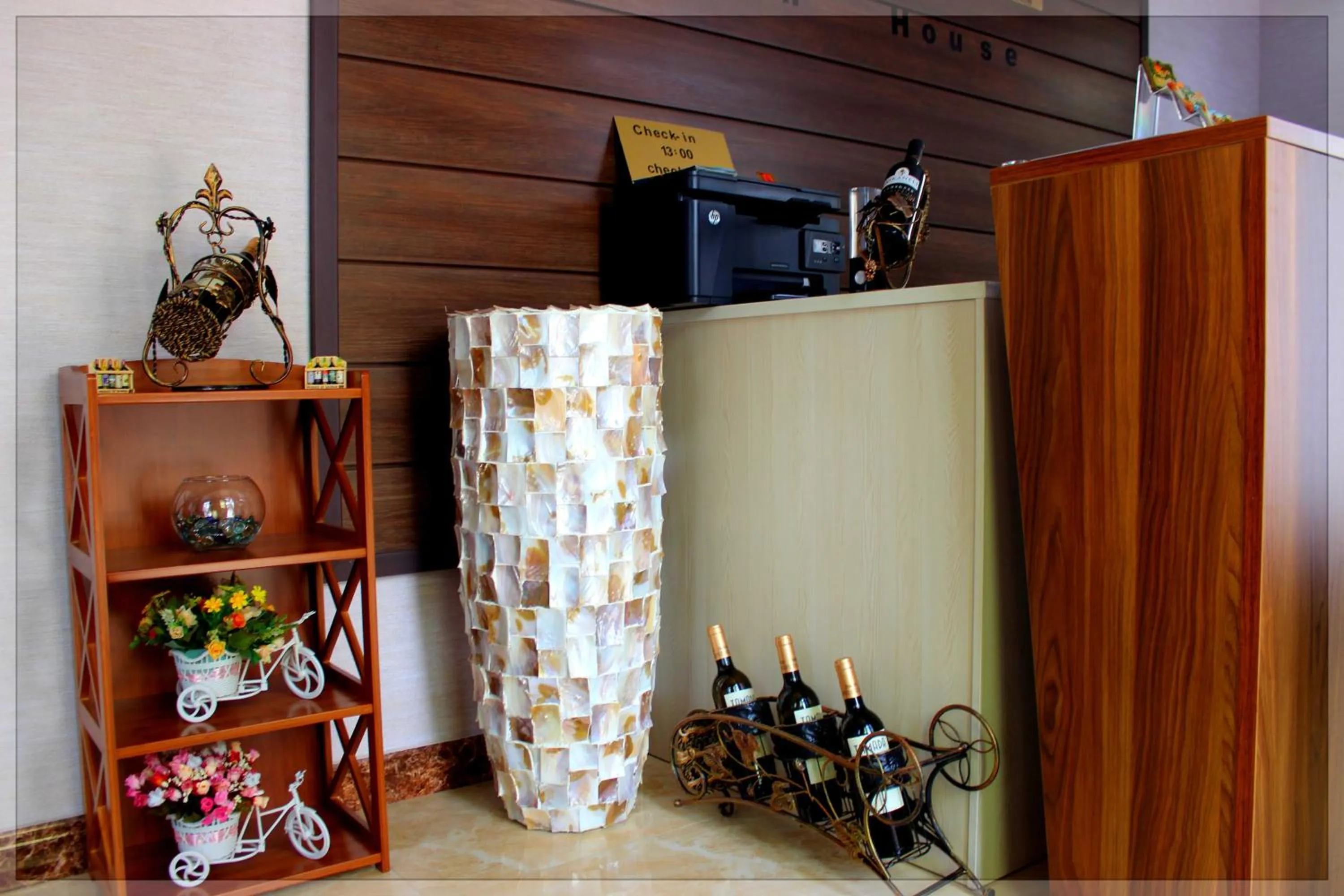 Communal lounge/ TV room in Hotel Garden House