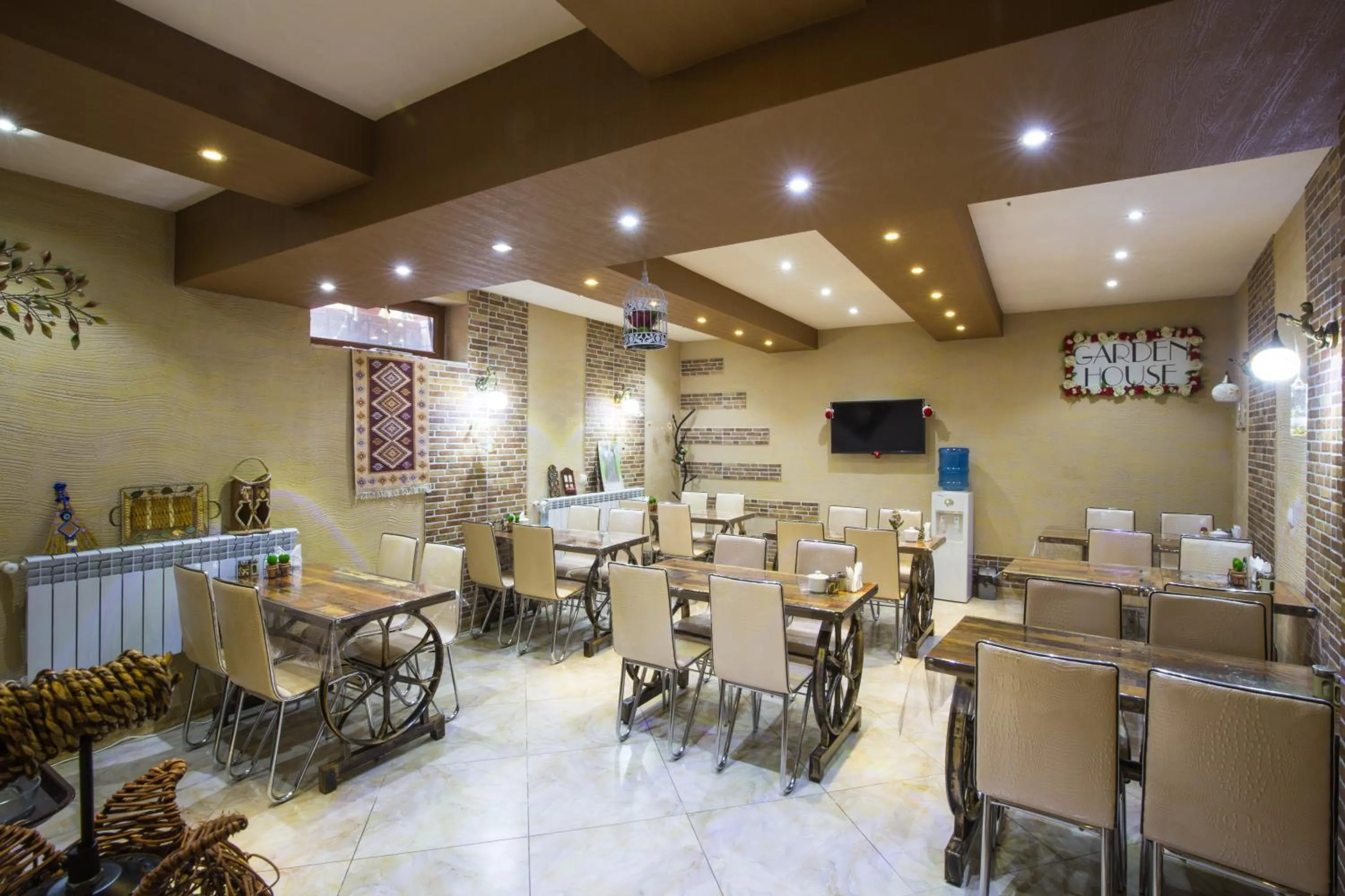 Restaurant/places to eat in Hotel Garden House