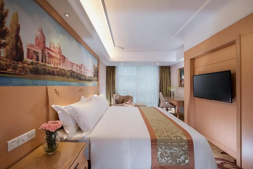 Bed in Vienna International Hotel Shenzhen Jingtian