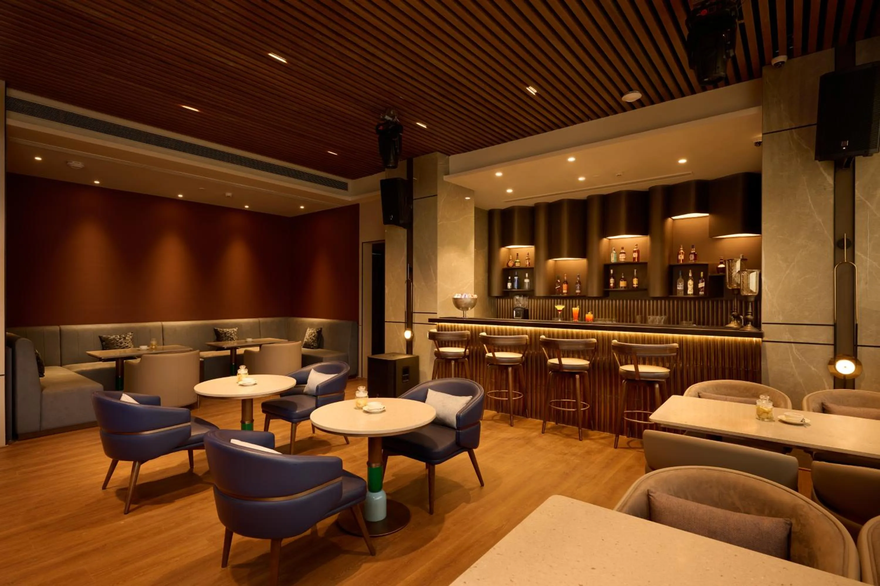 Lounge or bar in Riviera Sarovar Portico Pathankot
