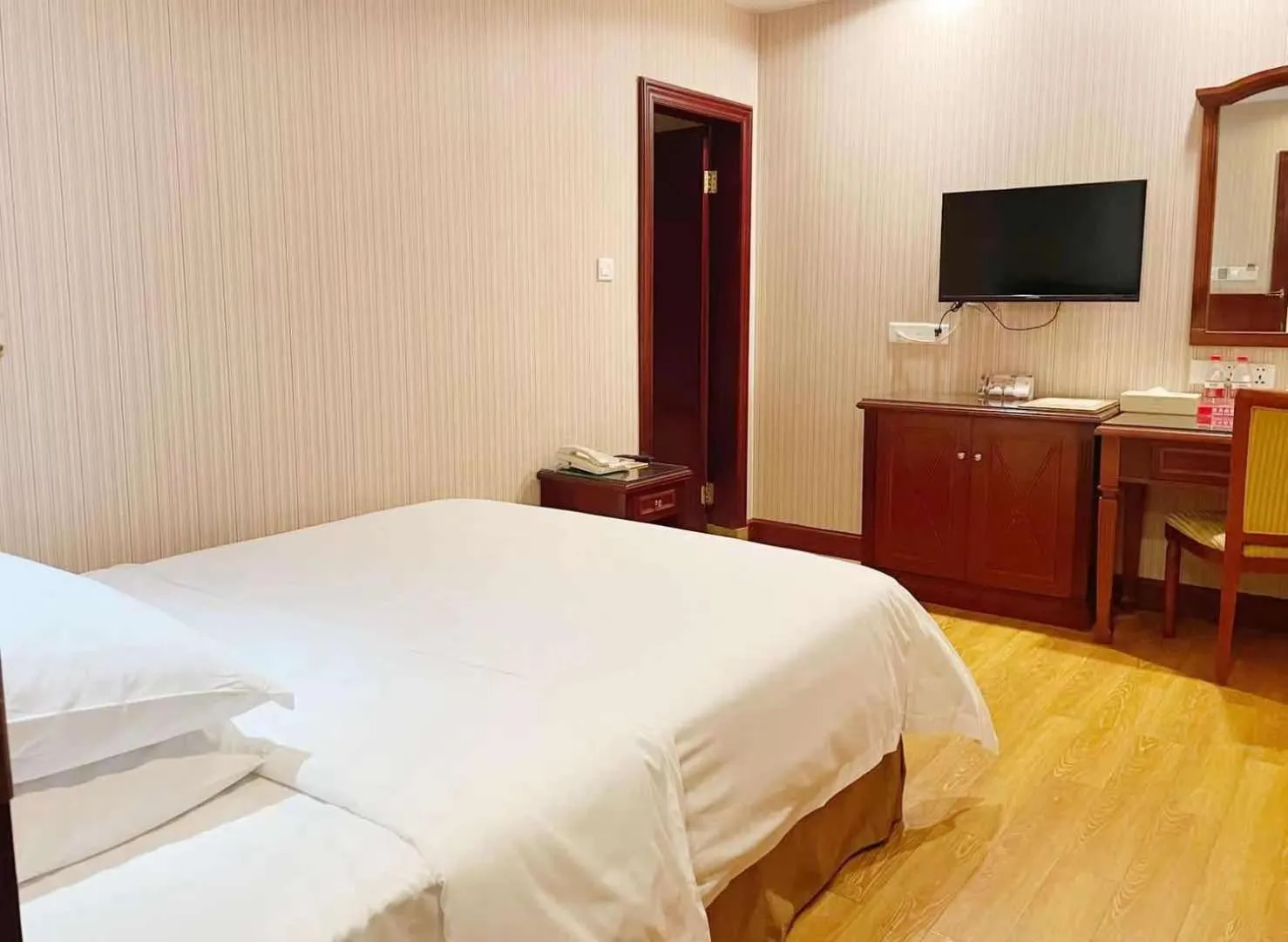 Bed in Vienna Hotel in Pinghu Square