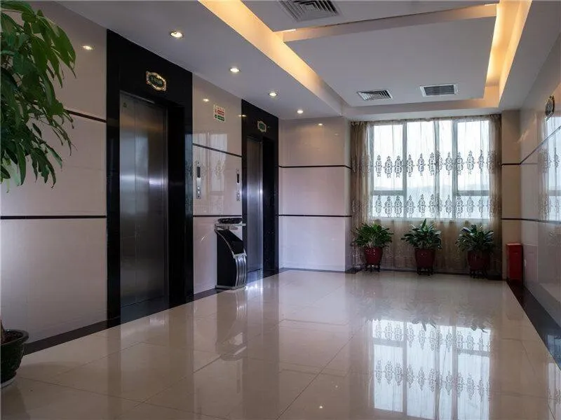 Vienna Hotel in Pinghu Square