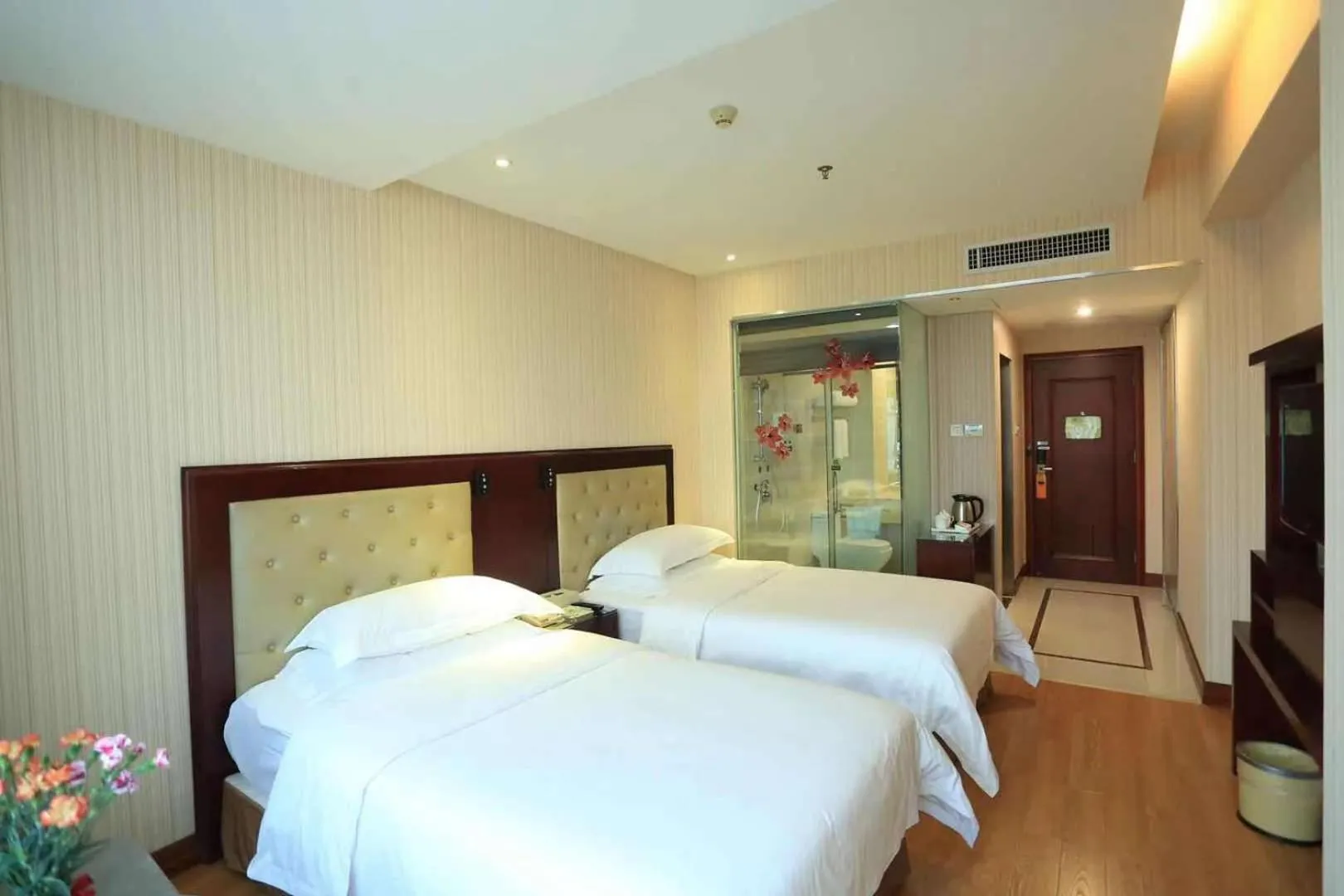 Bed in Vienna Hotel in Pinghu Square