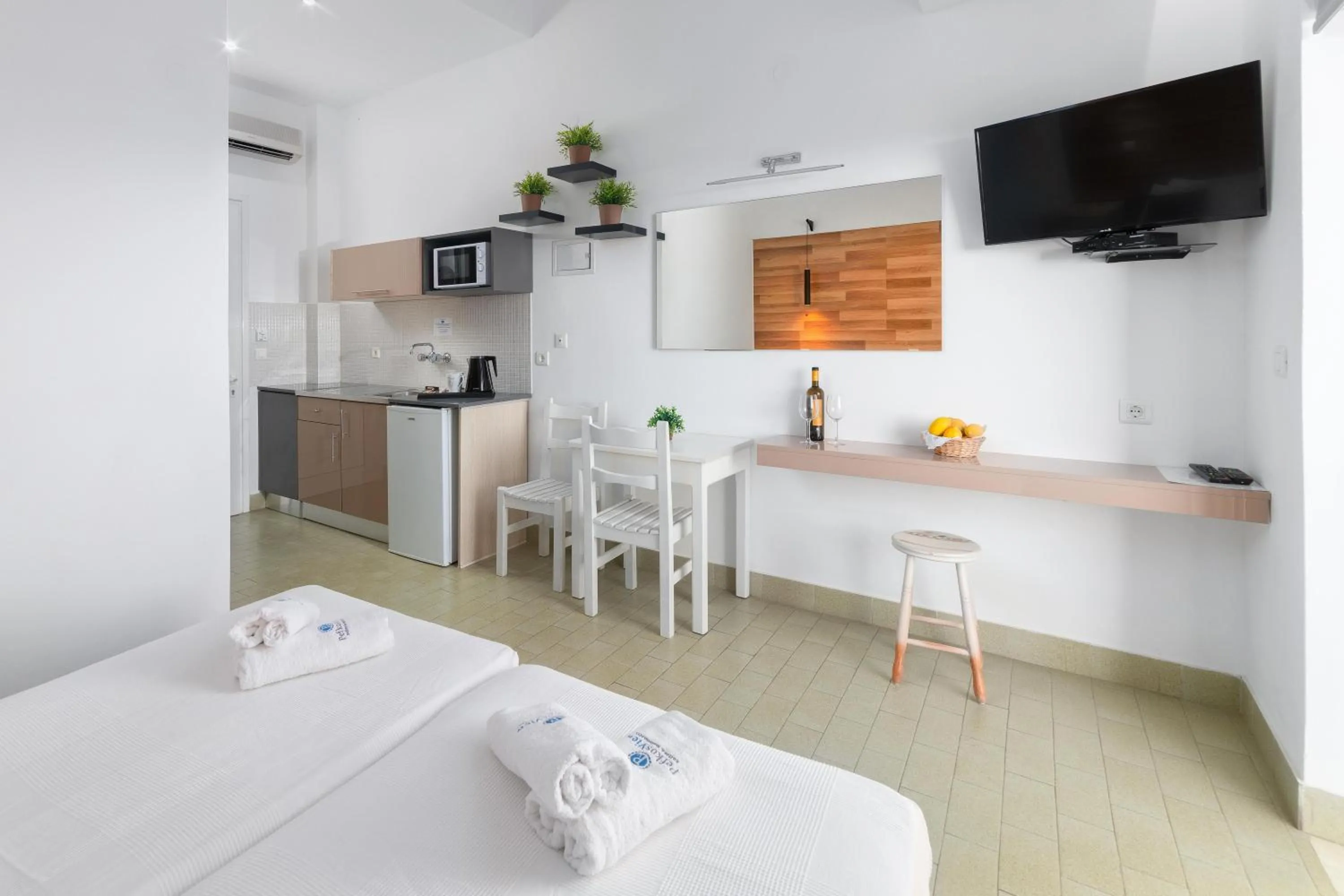 TV and multimedia, Bed in Pefkos View Suites & Maisonette