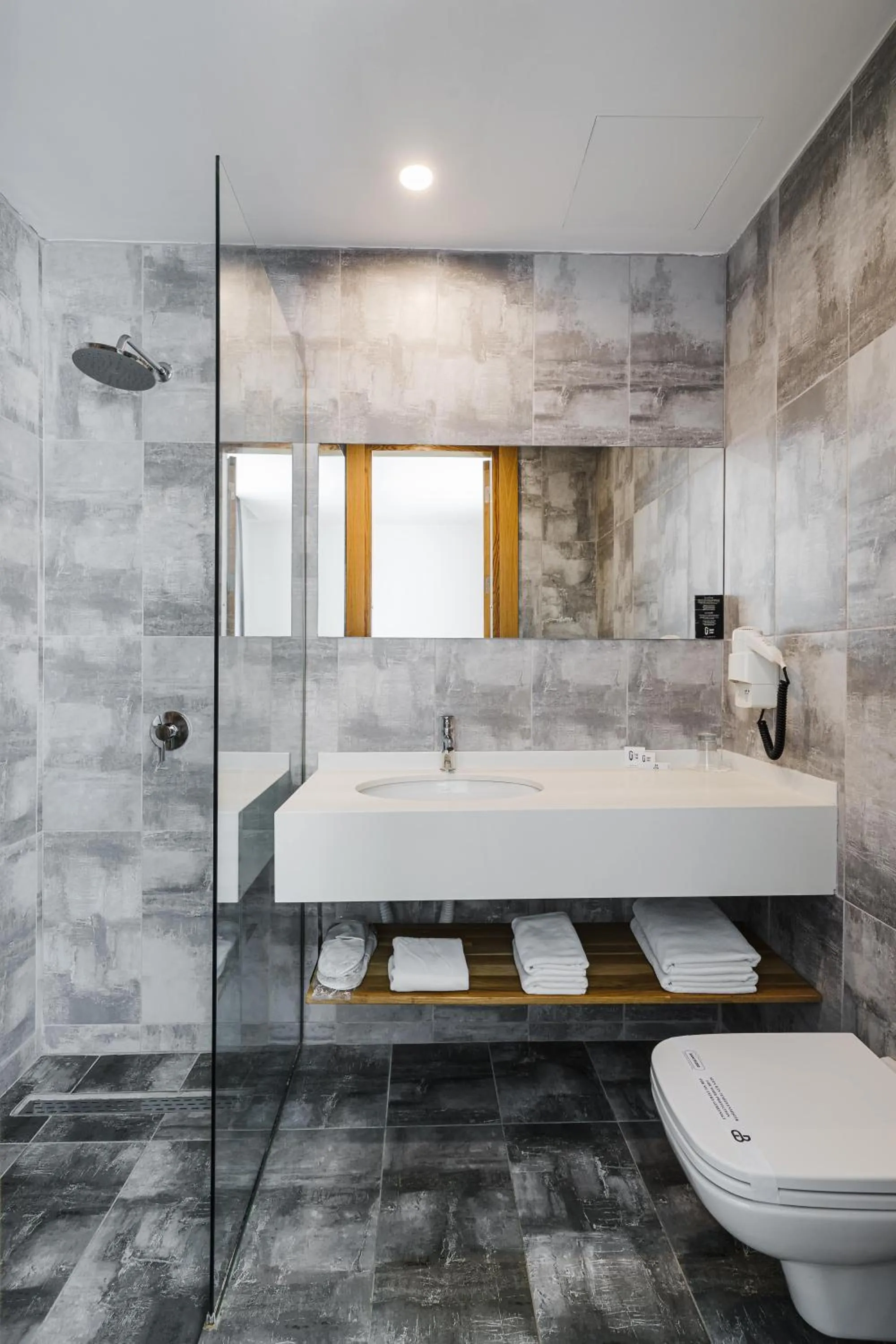 Shower in Ingate Hotel