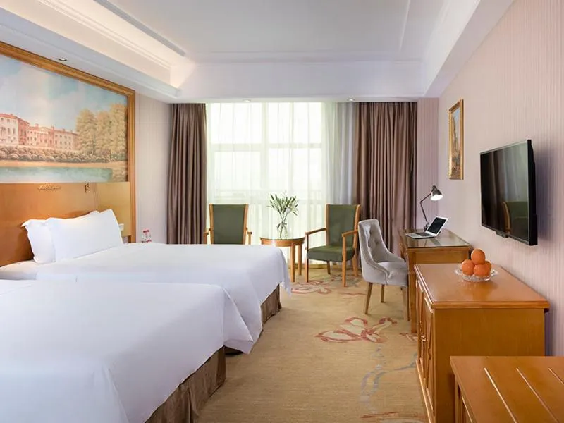 Bed in Vienna Hotel HaiNan Oriental Avenue