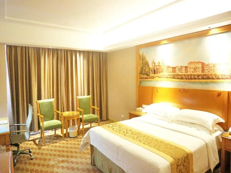 Bed in Vienna Hotel HaiNan Oriental Avenue