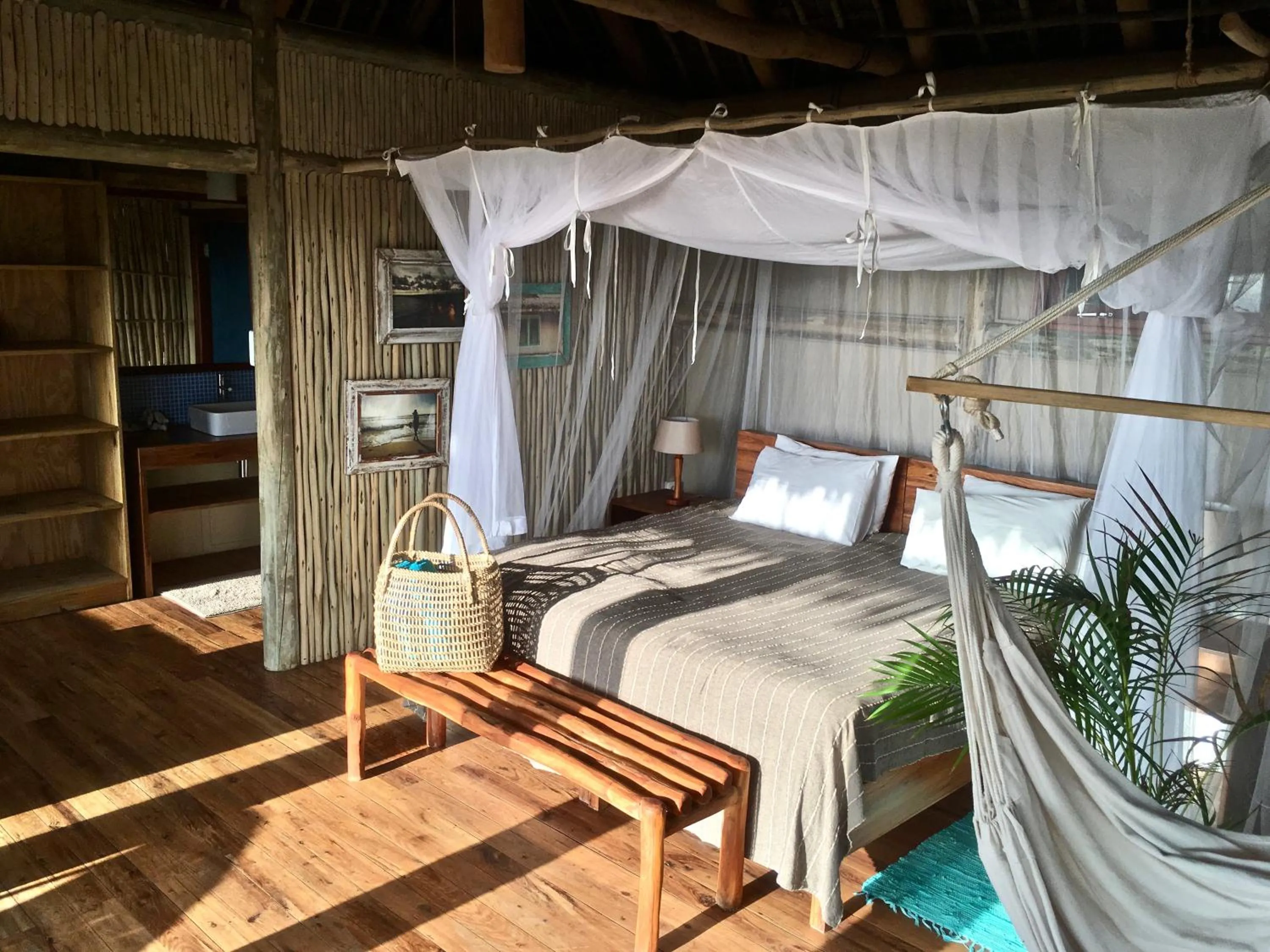 Photo of the whole room, Bed in Travessia Beach Lodge
