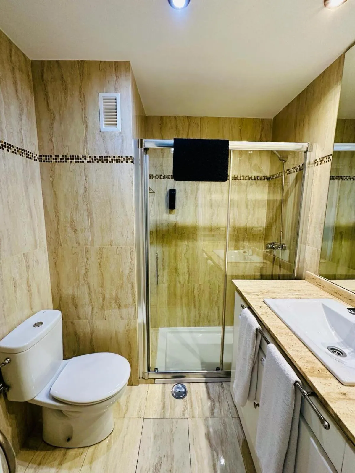 Shower in Apartamento Turístico Pizarro