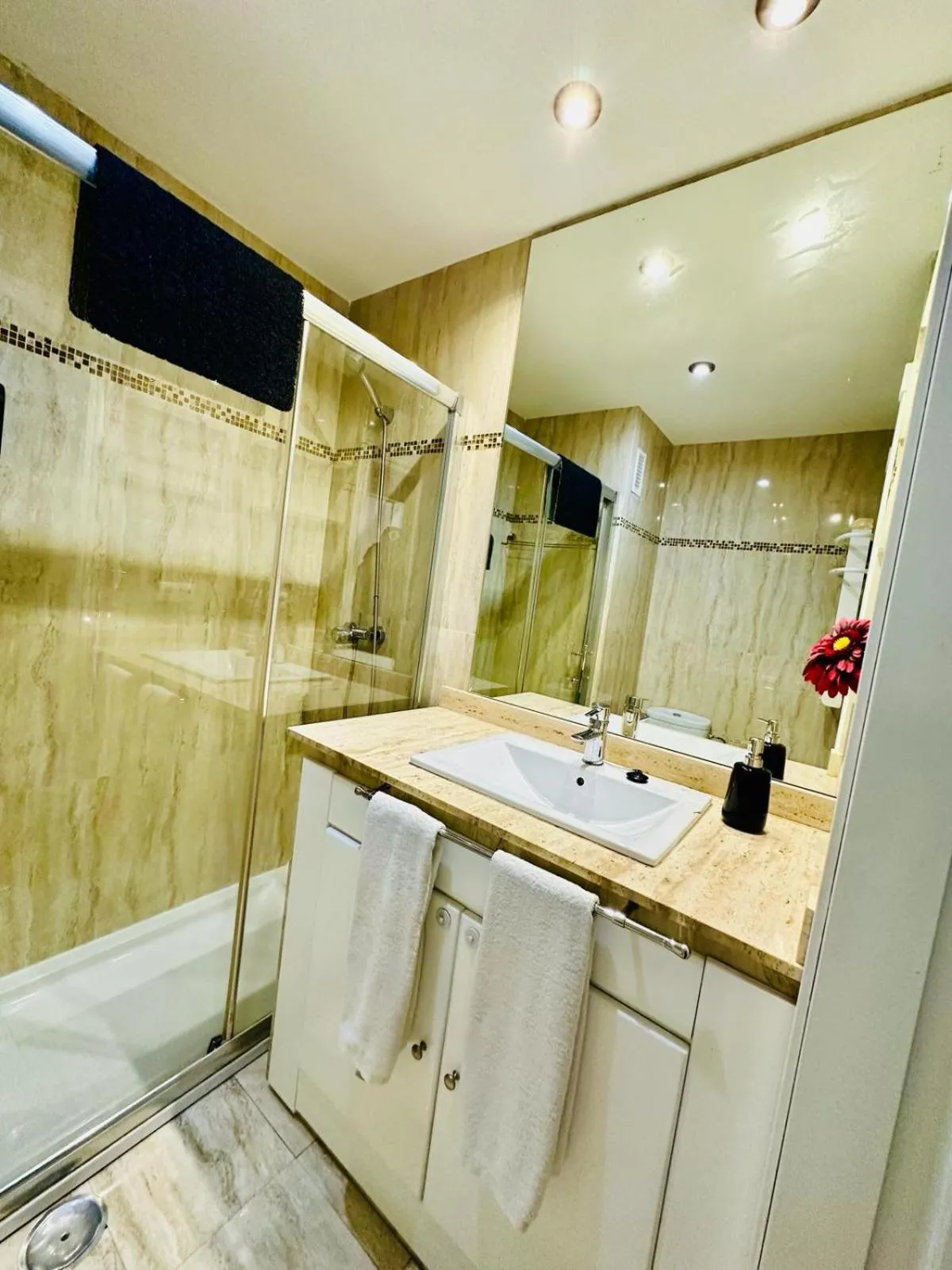 Shower in Apartamento Turístico Pizarro