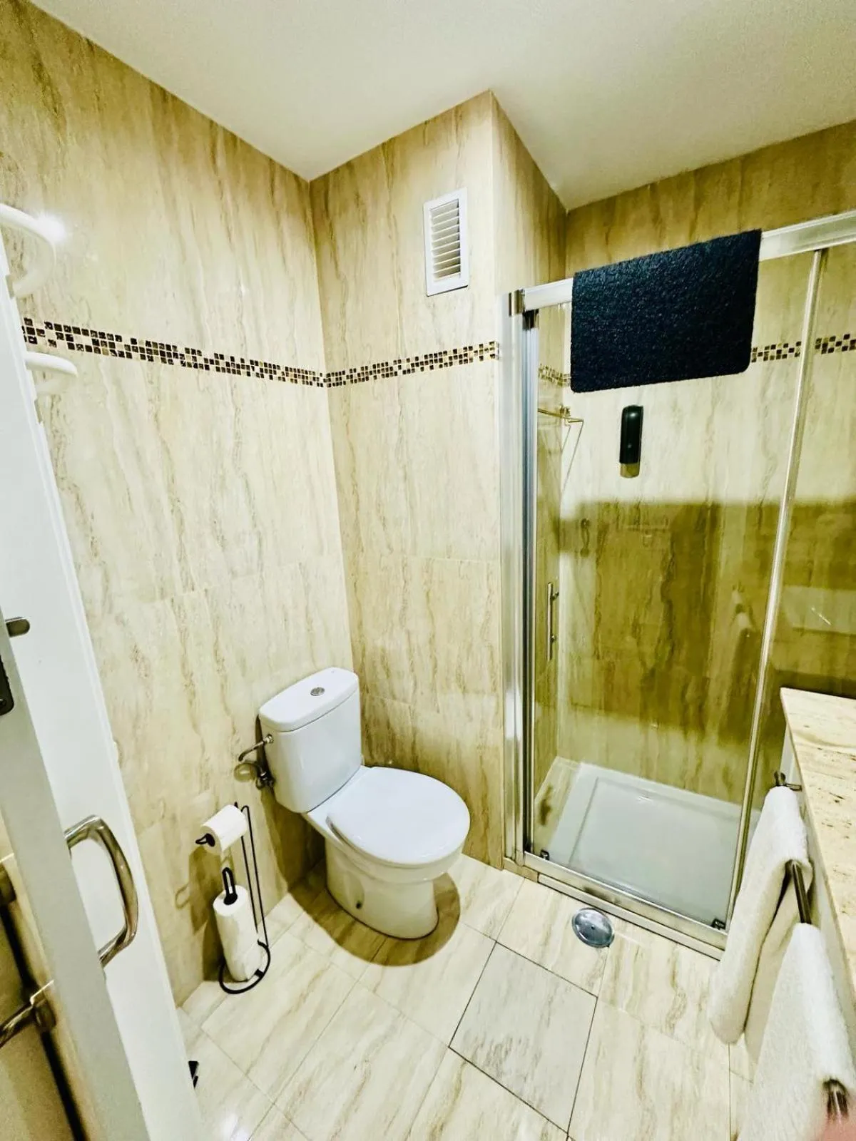 Shower in Apartamento Turístico Pizarro