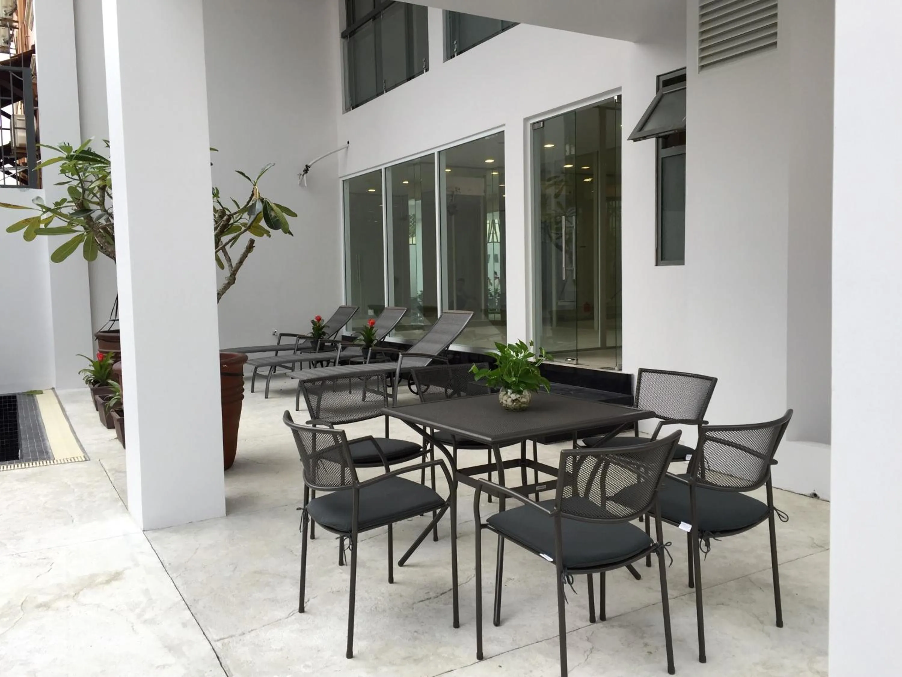 Decorative detail in Glenwood Suites