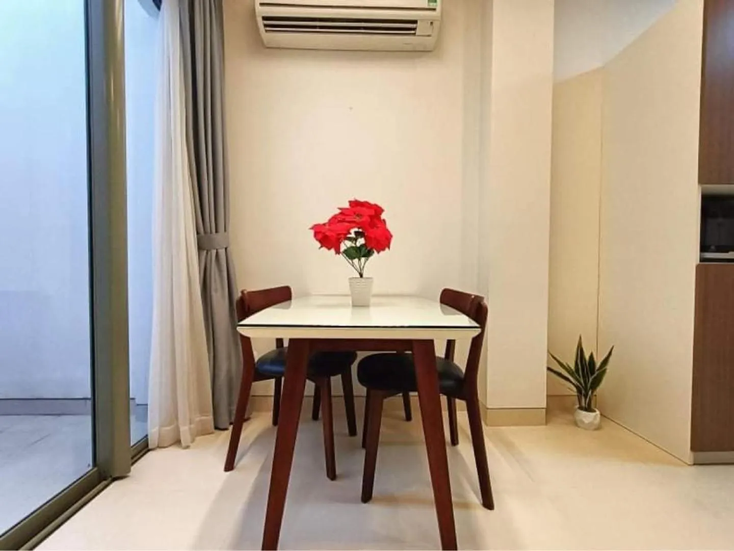 Dining area in Glenwood Suites