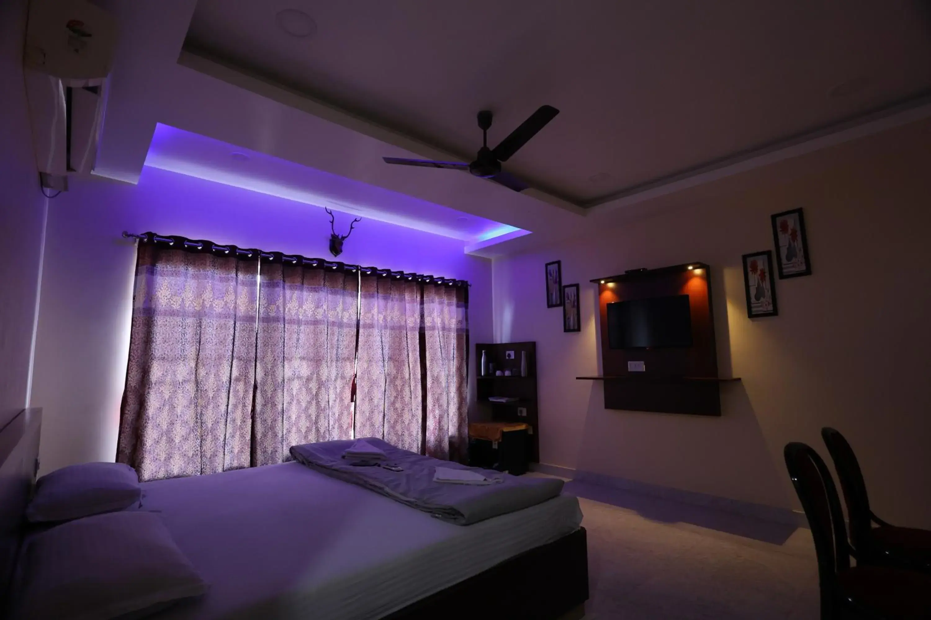 Deluxe Double Room with Side Sea View in Deer Park Hometel Deluxe Double Room with Side Sea View in Deer Park Hometel