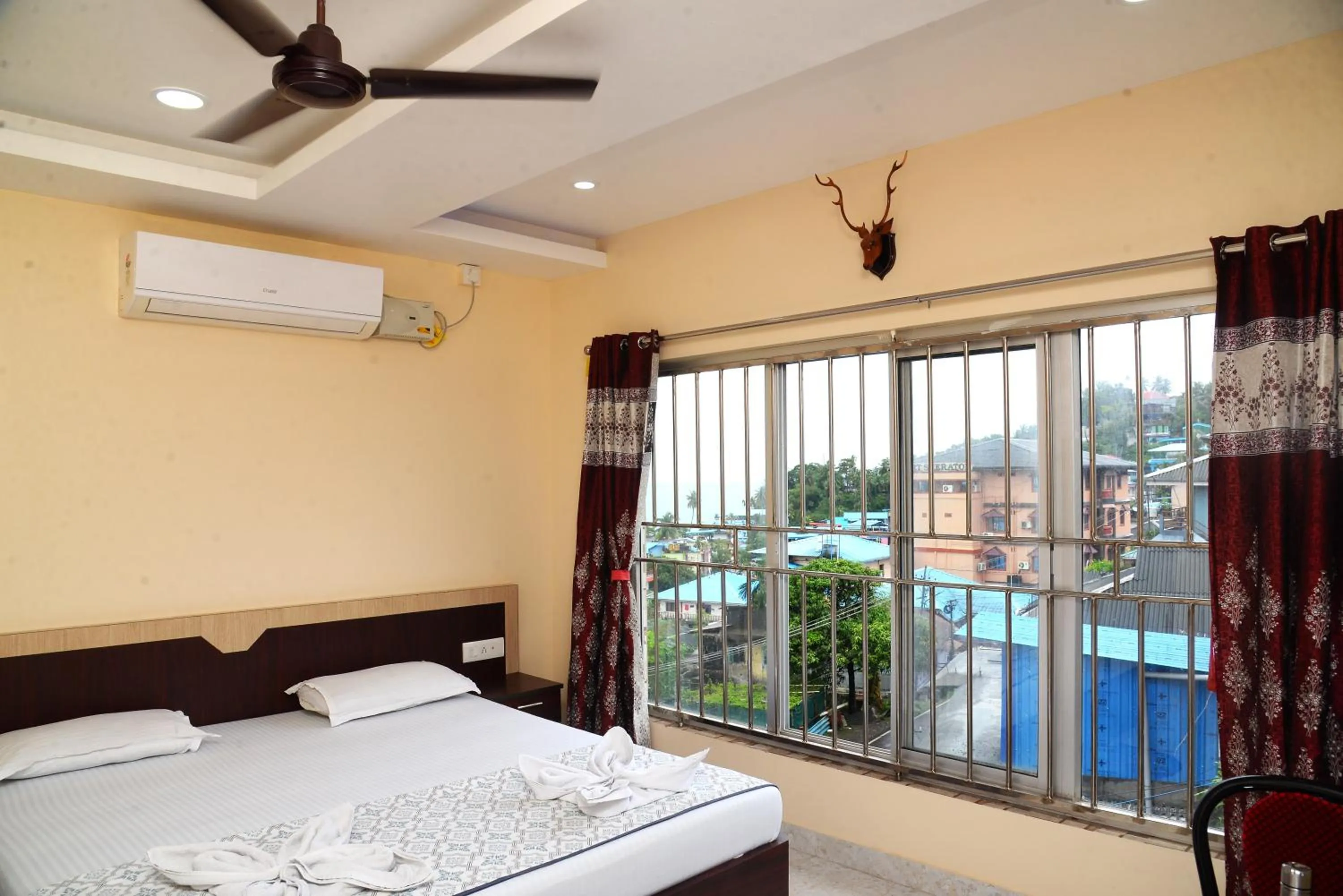 Bed in Deer Park Hometel