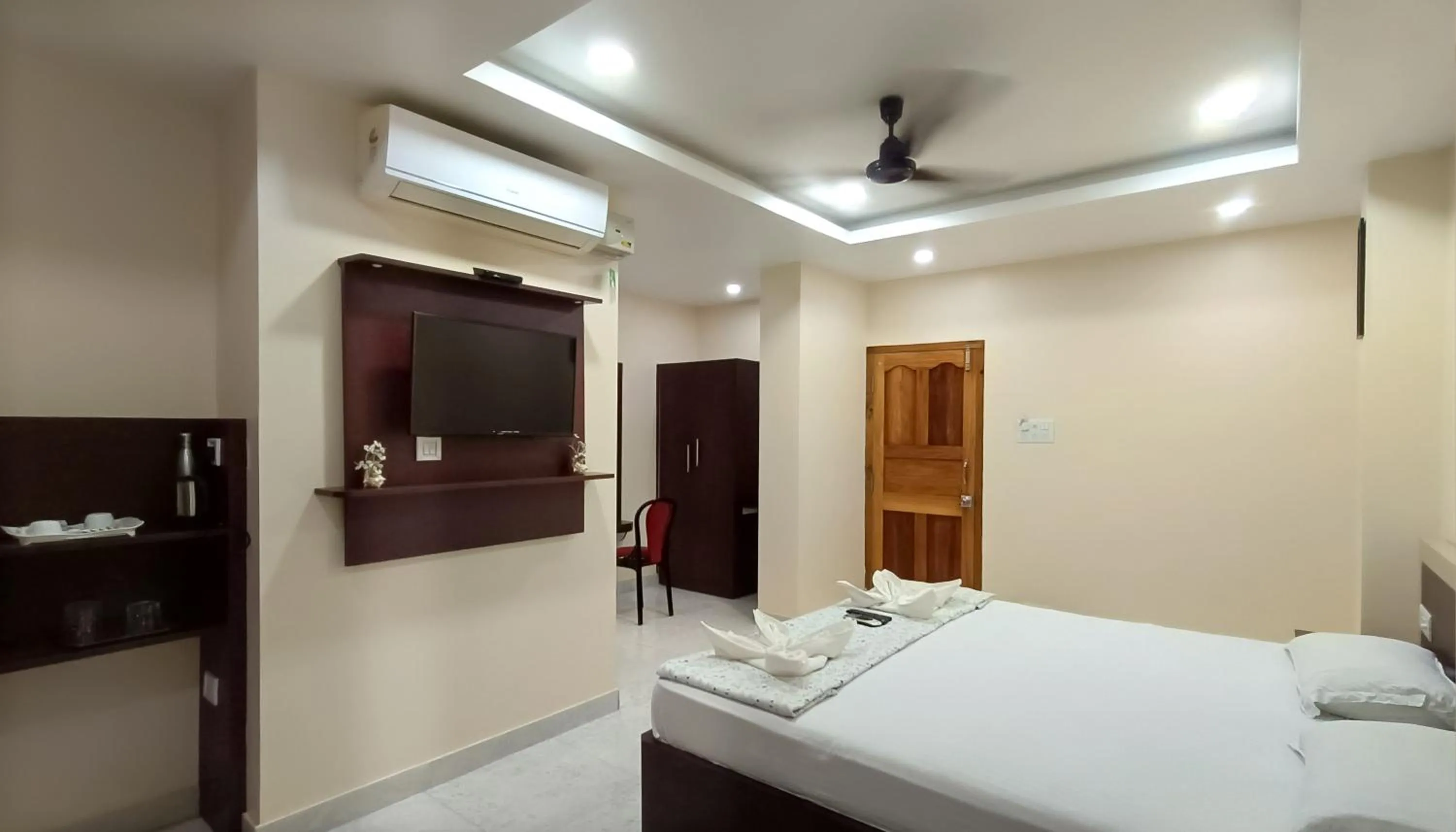 Bed in Deer Park Hometel