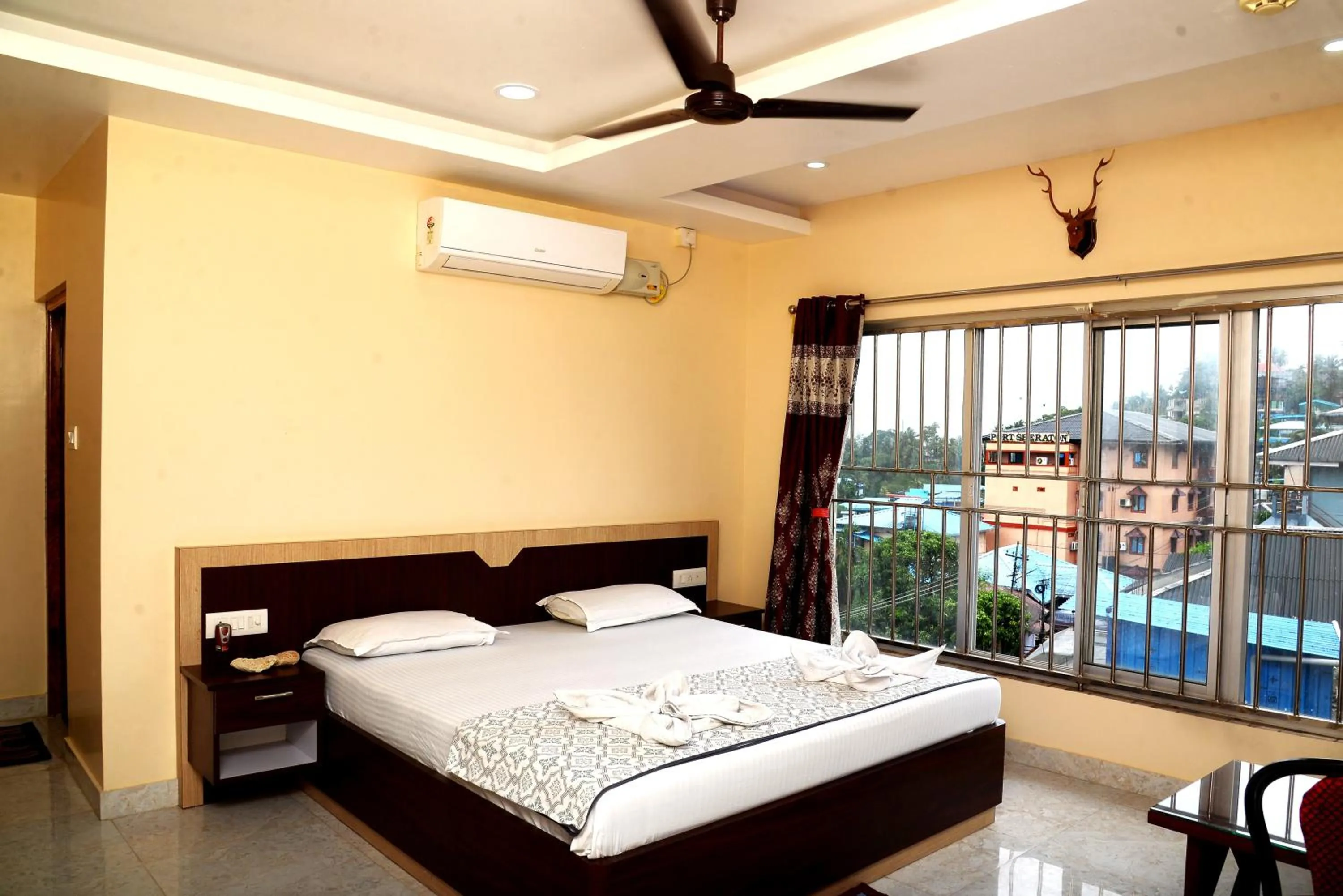 Bed in Deer Park Hometel