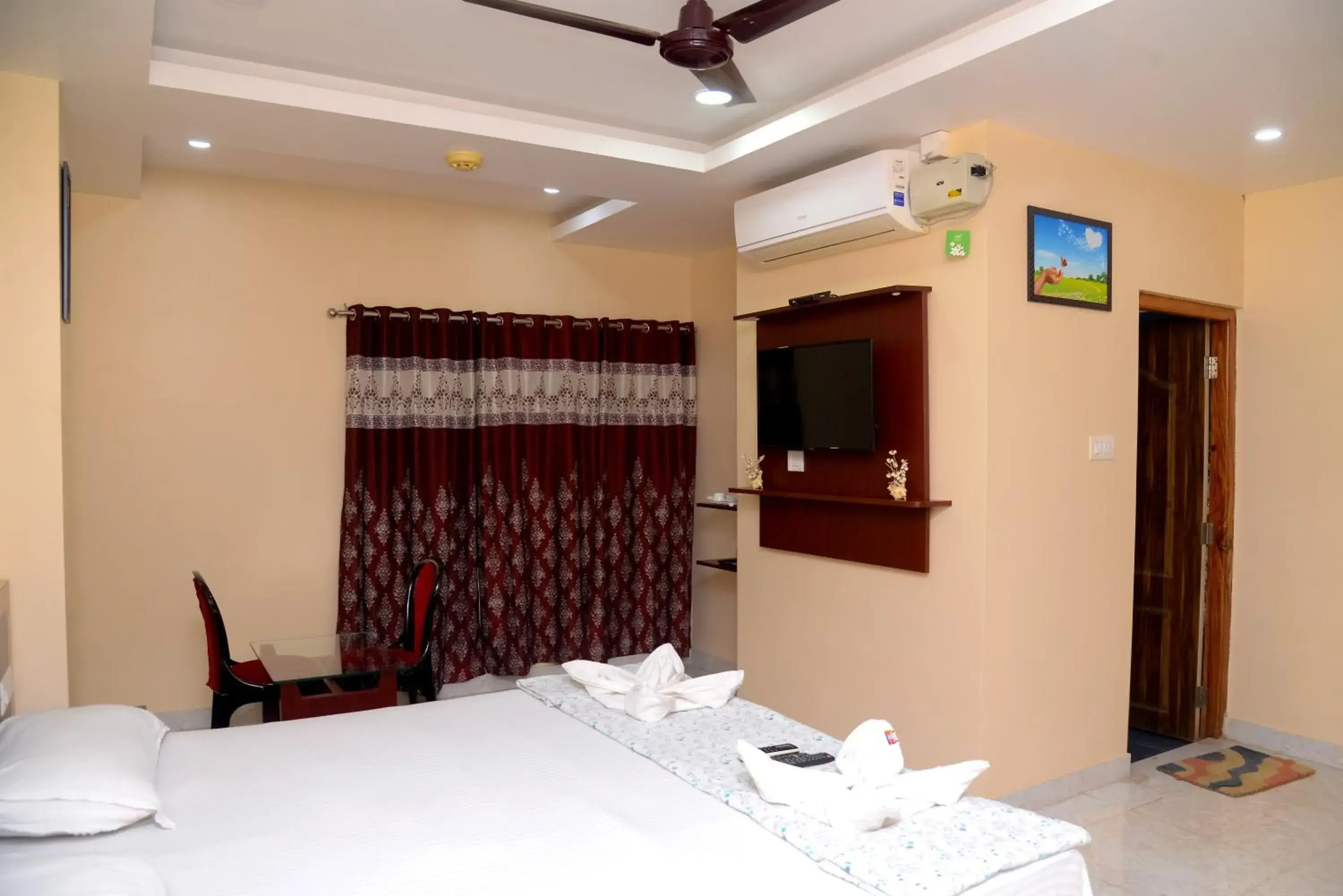 Deluxe Double Room in Deer Park Hometel Deluxe Double Room in Deer Park Hometel