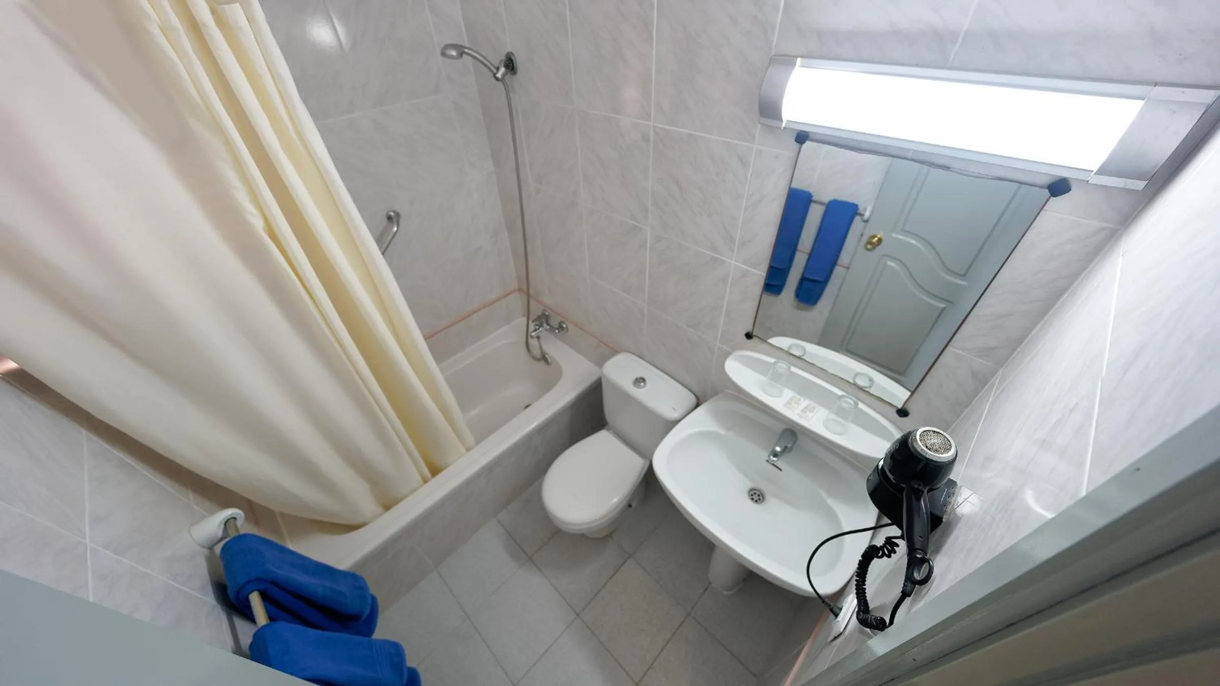 Shower in Bungalows Maspalomas Oasis Club - All Inclusive.