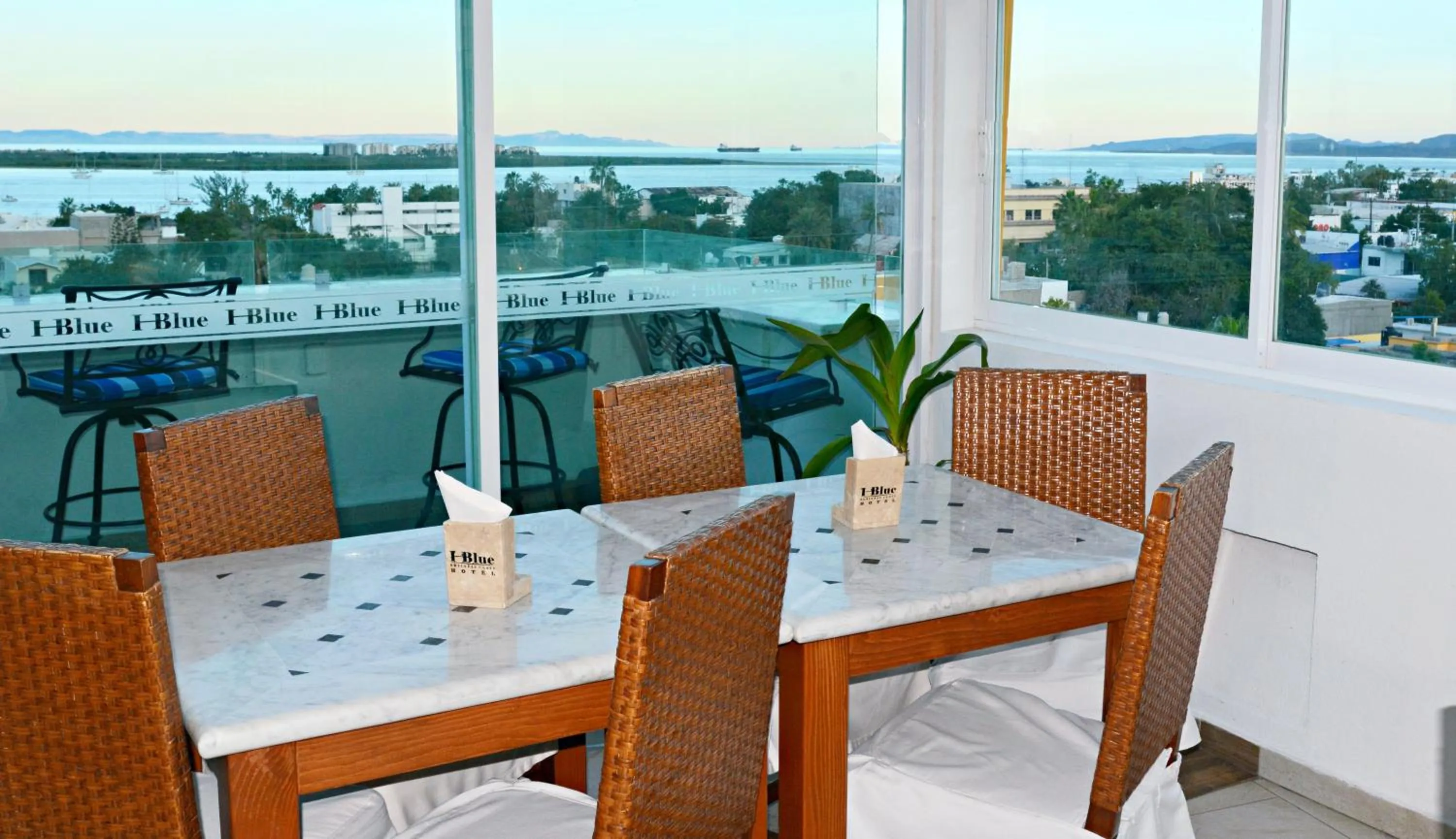 Restaurant/places to eat in Hotel HBlue Centro