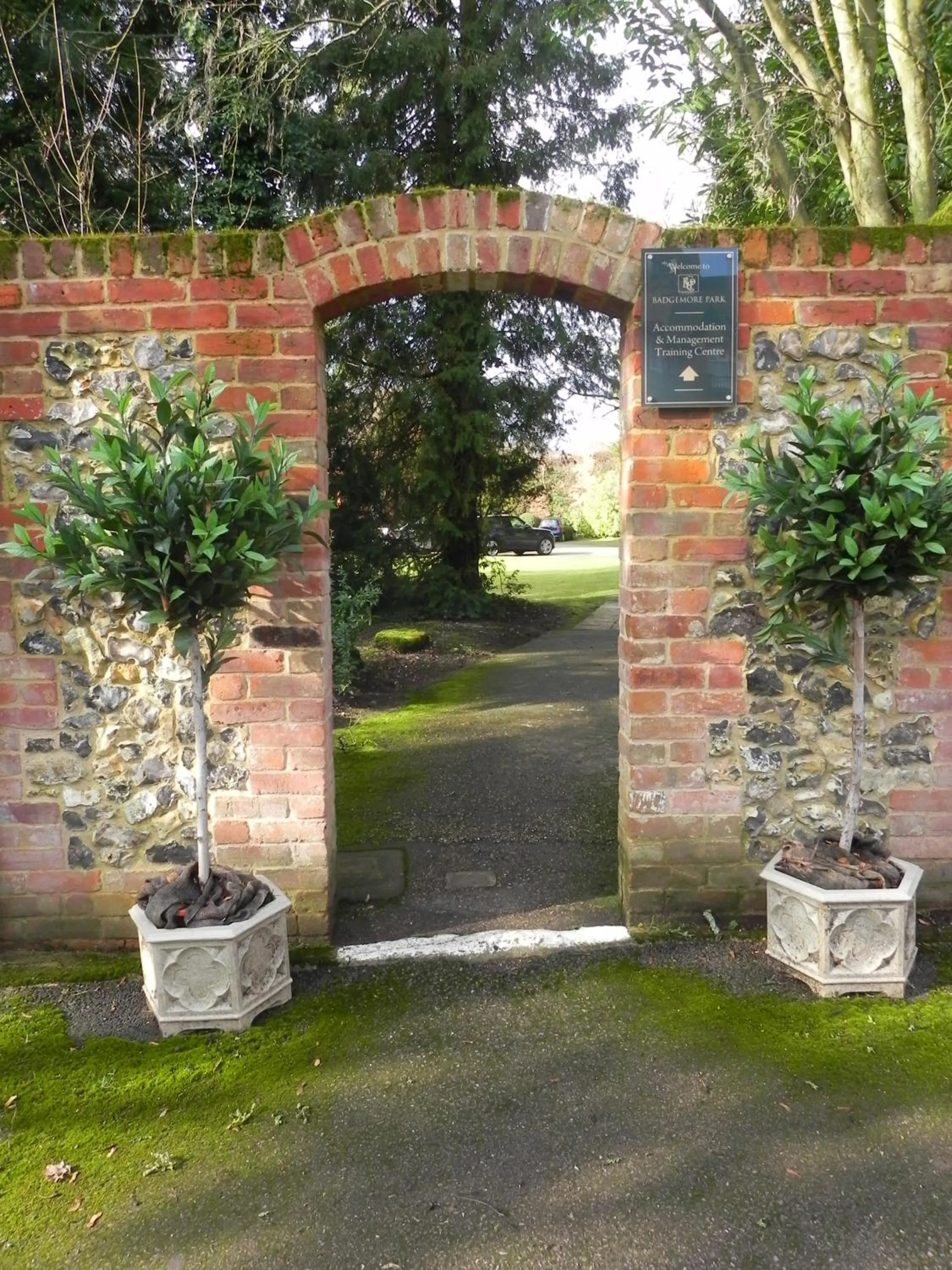 Facade/entrance in Badgemore Park