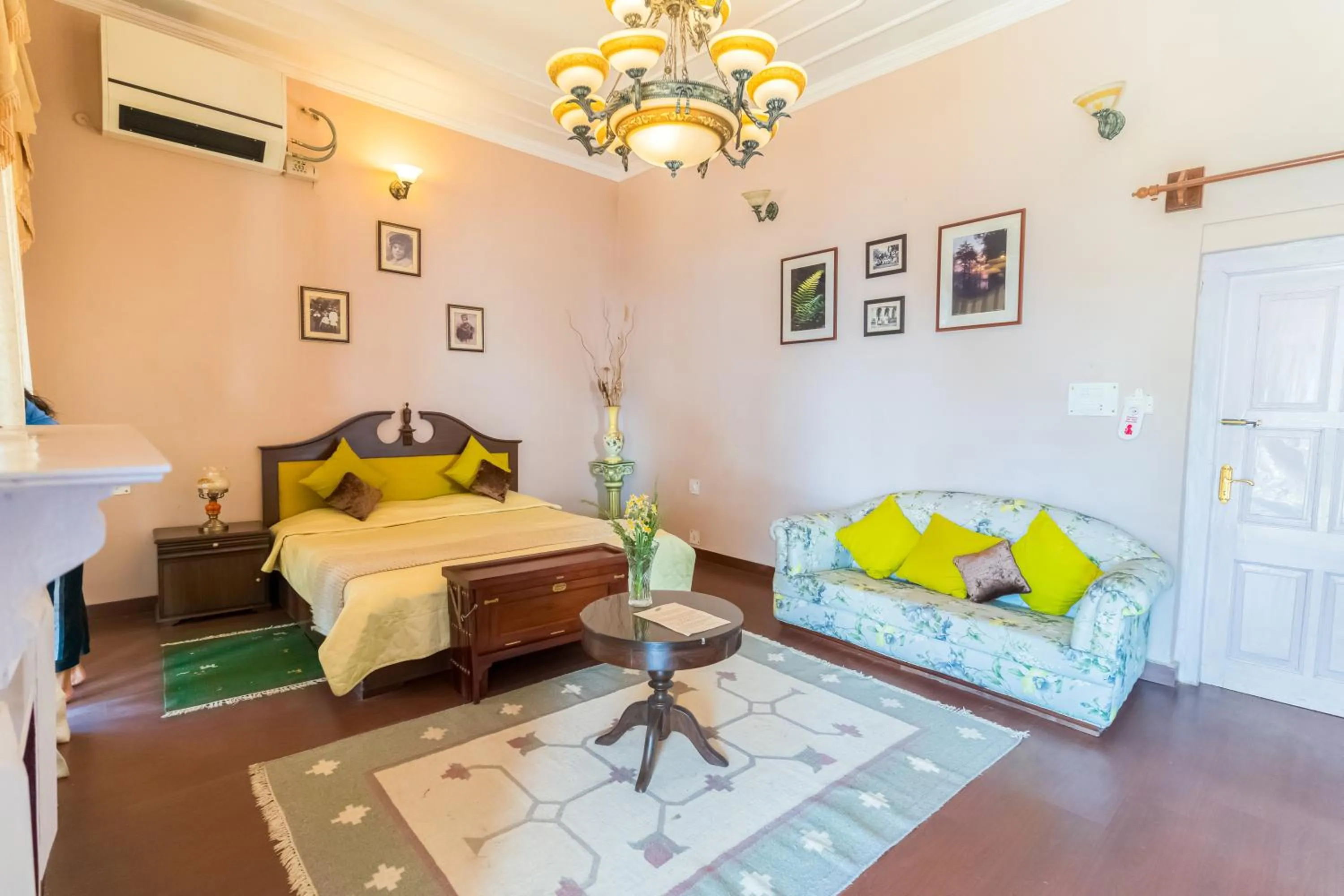 Photo of the whole room in Tree of Life Grand Oak Manor Binsar