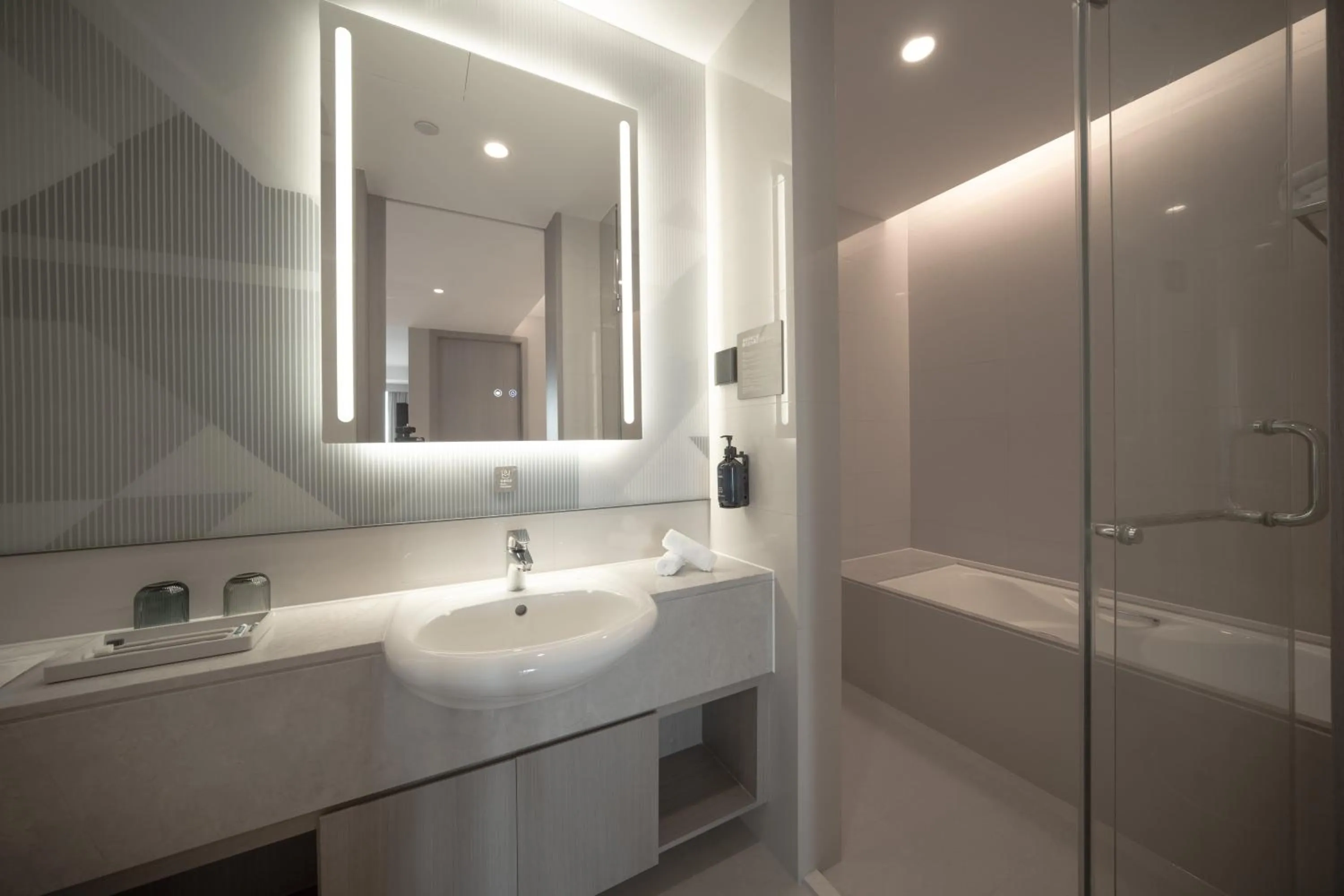 Photo of the whole room in Holiday Inn Express Wuxi Taihu by IHG