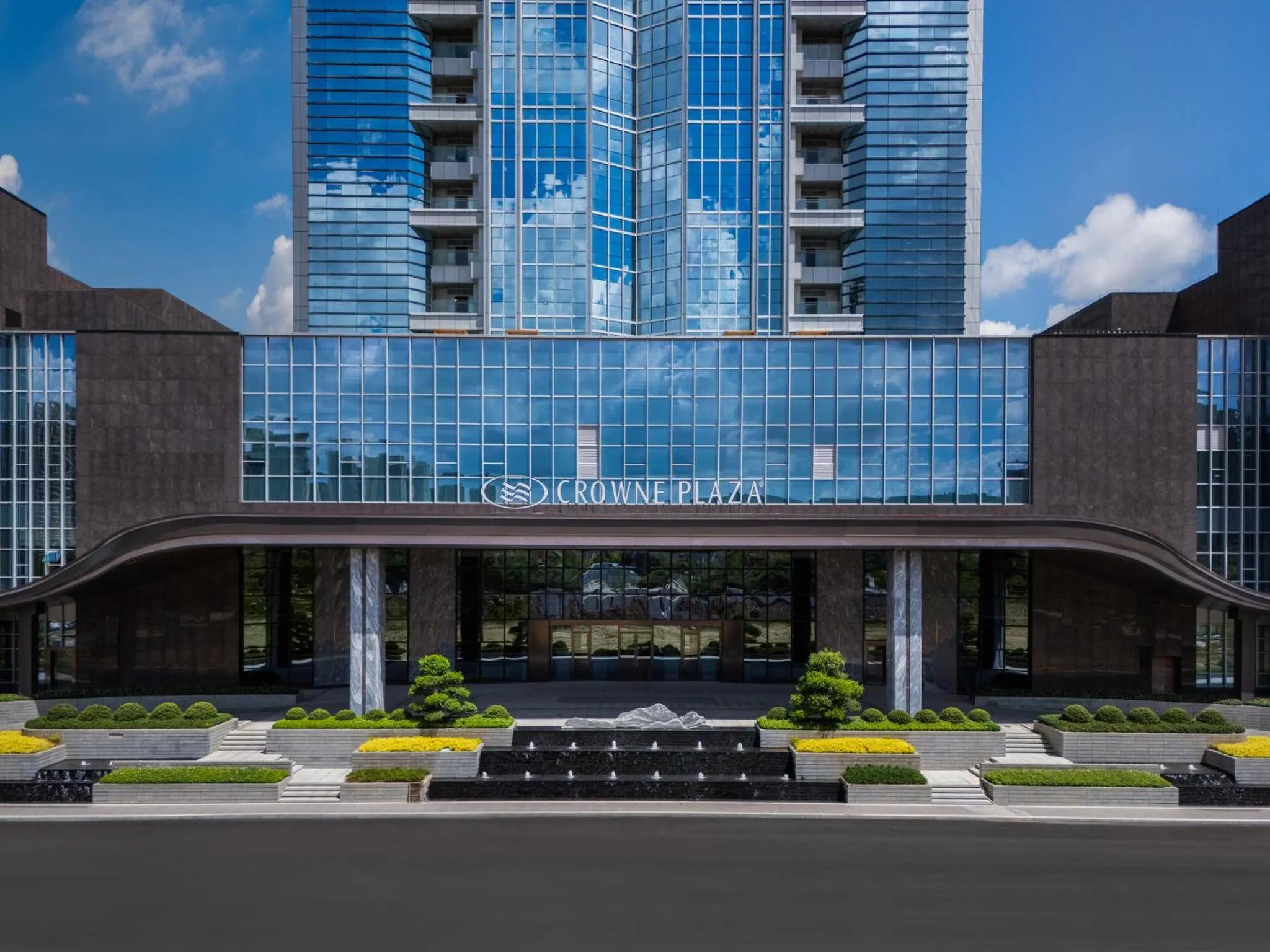 Property building in Crowne Plaza Zhongshan Torch High-tech Zone by IHG