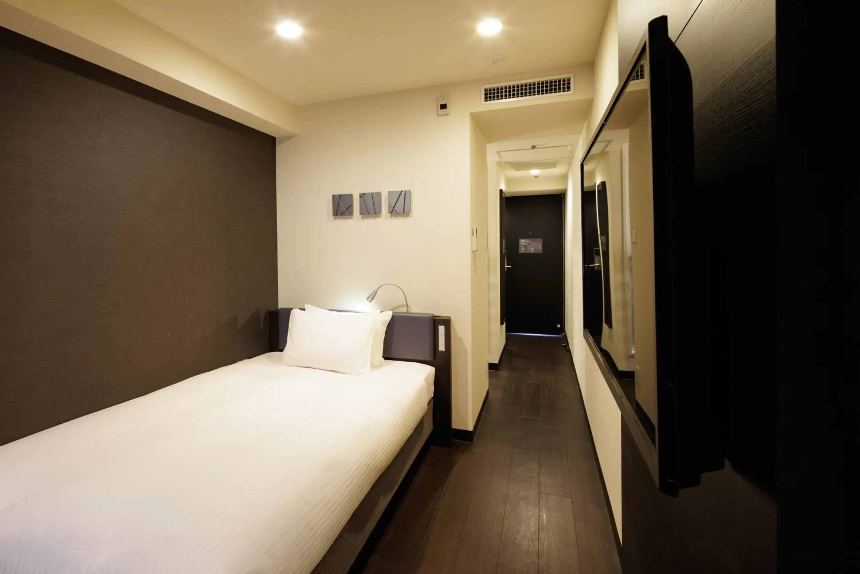 Economy Double Room in HOTEL AMANEK Osaka Namba Economy Double Room in HOTEL AMANEK Osaka Namba