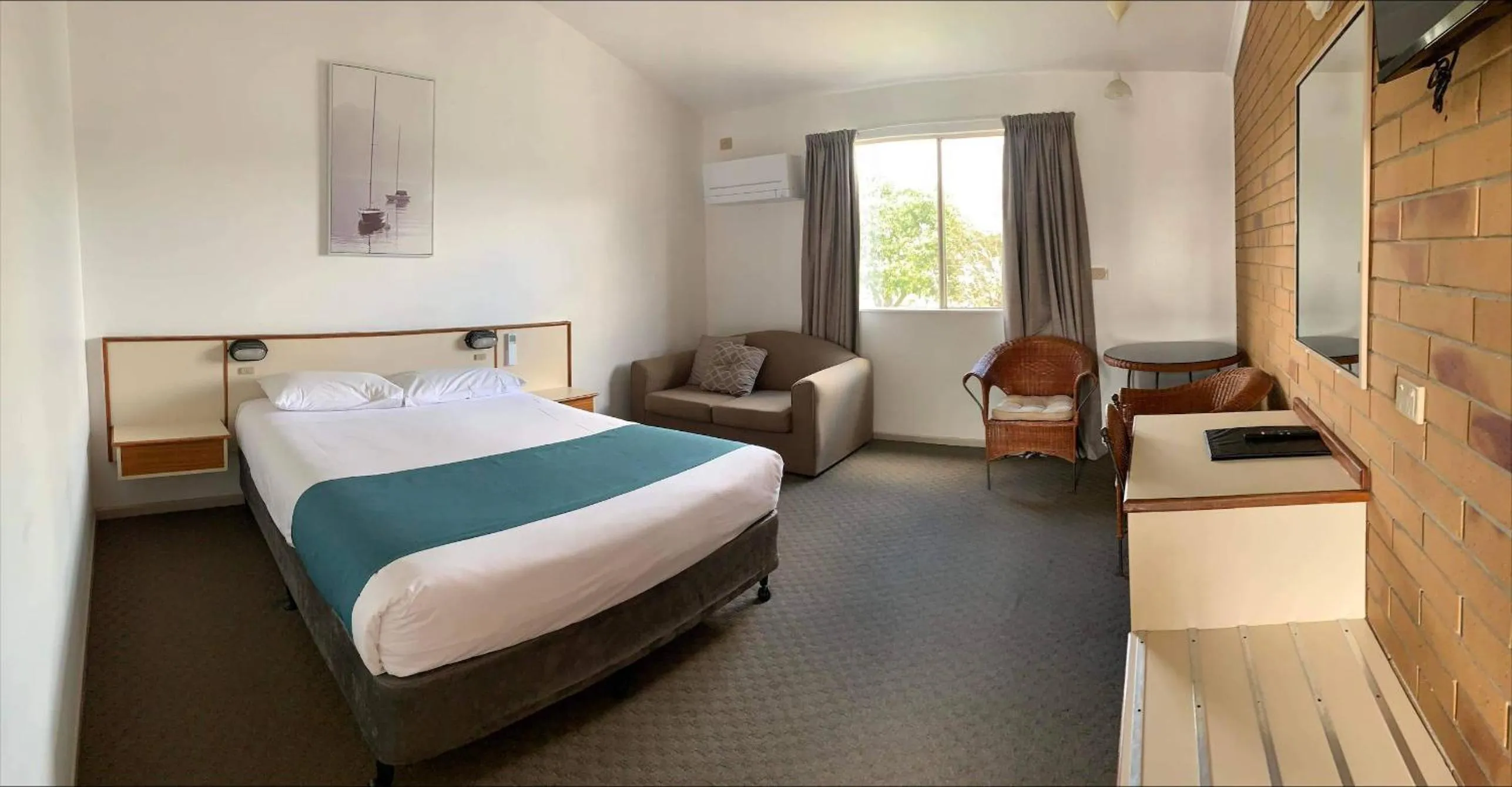 Deluxe Queen Room in Wild Scotsman Motor Inn Gin Gin QLD